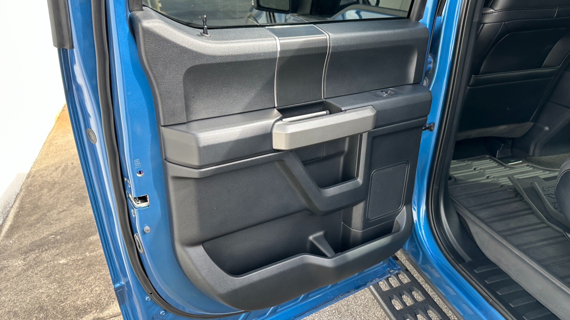 Used 2019 Ford F-150 RAPTOR / HIGH OUTPUT ECOBOOST / PANORAMIC ROOF / NAVIGATION / 802A PACKAGE for sale $65,995 at Formula Imports in Charlotte NC 28227 33