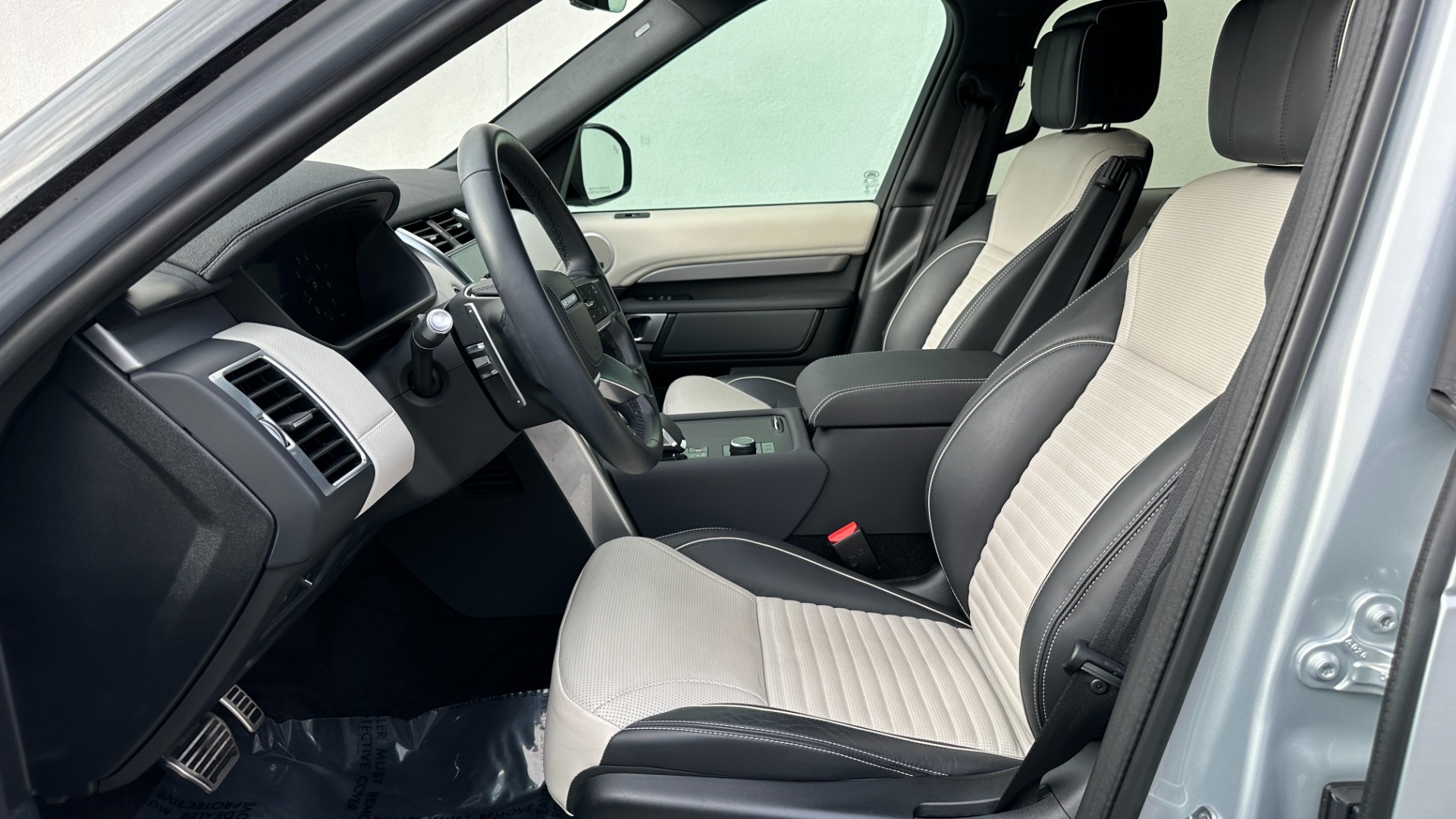 Used 2022 Land Rover Discovery HSE R-DYNAMIC / 3RD ROW / 20 WAY MASSAGE MEMORY SEATING / HEADS UP DISPLAY for sale $68,995 at Formula Imports in Charlotte NC 28227 10