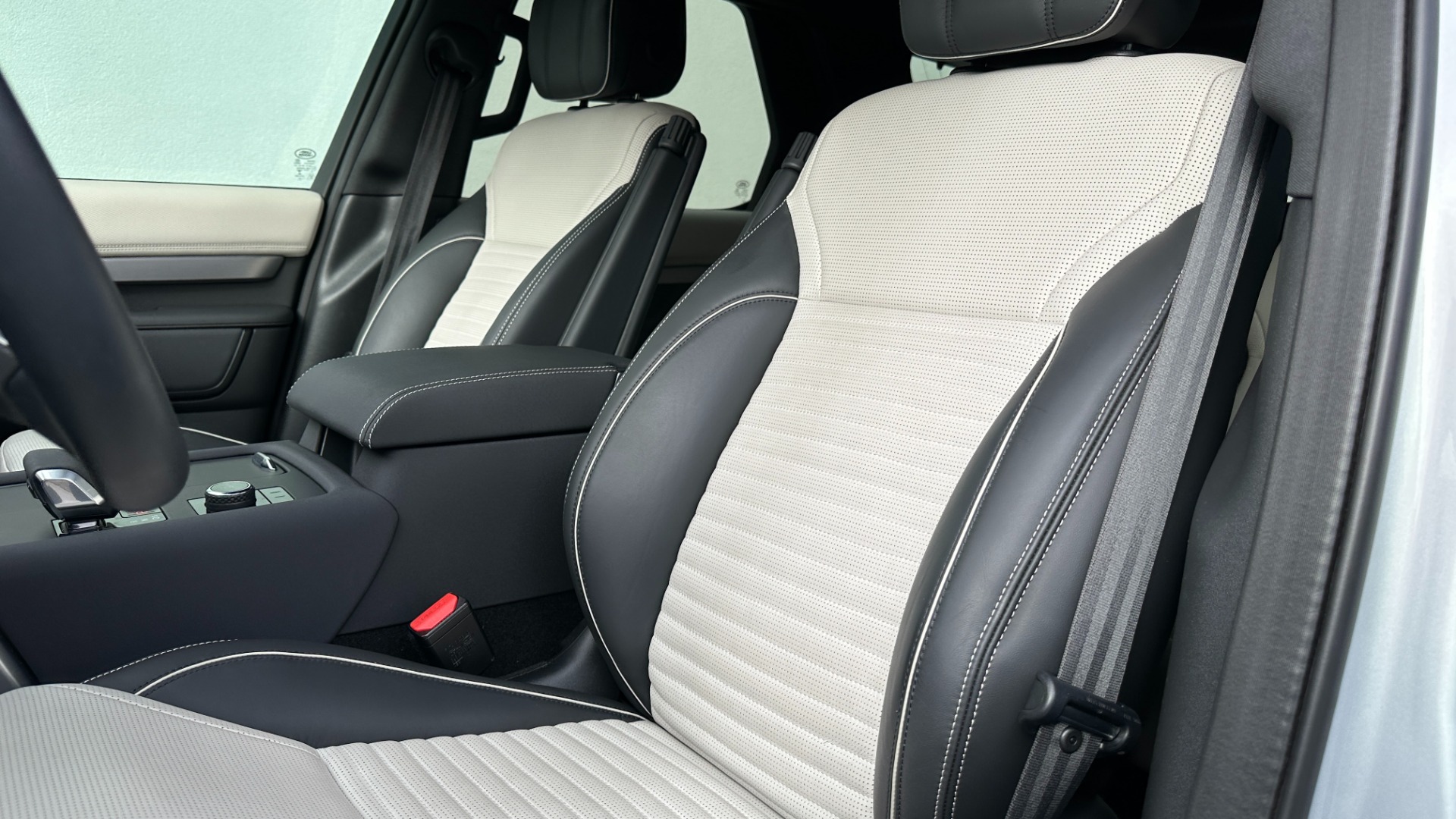 Used 2022 Land Rover Discovery HSE R-DYNAMIC / 3RD ROW / 20 WAY MASSAGE MEMORY SEATING / HEADS UP DISPLAY for sale $68,995 at Formula Imports in Charlotte NC 28227 11