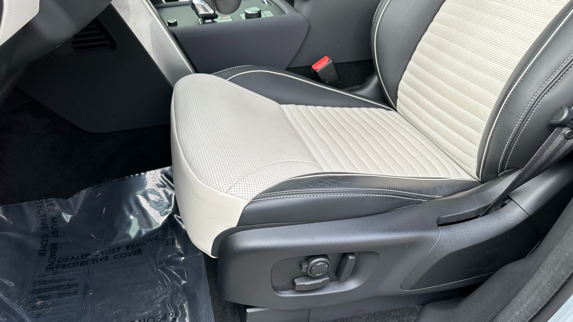 Used 2022 Land Rover Discovery HSE R-DYNAMIC / 3RD ROW / 20 WAY MASSAGE MEMORY SEATING / HEADS UP DISPLAY for sale $68,995 at Formula Imports in Charlotte NC 28227 12