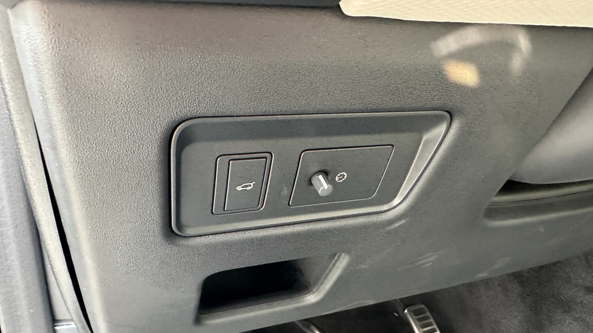 Used 2022 Land Rover Discovery HSE R-DYNAMIC / 3RD ROW / 20 WAY MASSAGE MEMORY SEATING / HEADS UP DISPLAY for sale $68,995 at Formula Imports in Charlotte NC 28227 13