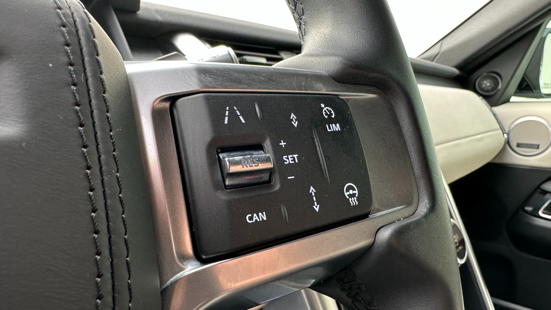 Used 2022 Land Rover Discovery HSE R-DYNAMIC / 3RD ROW / 20 WAY MASSAGE MEMORY SEATING / HEADS UP DISPLAY for sale $68,995 at Formula Imports in Charlotte NC 28227 14