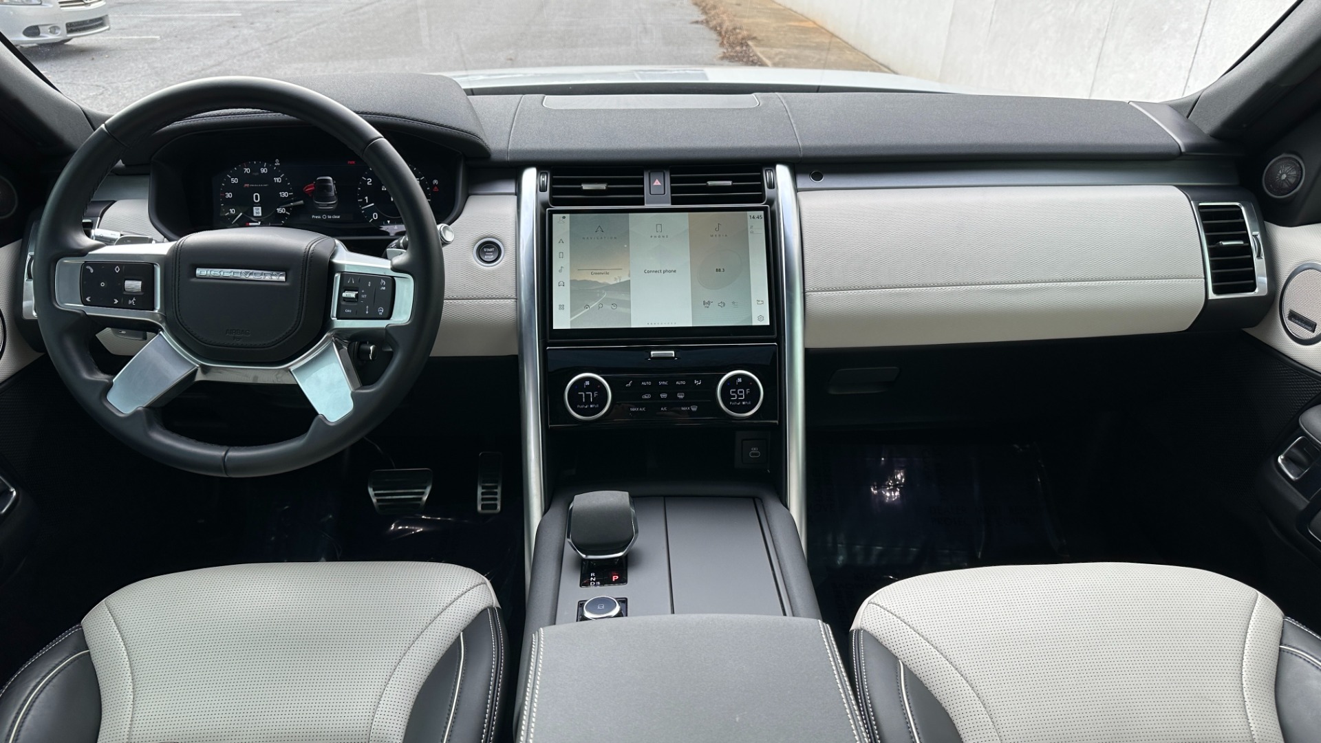 Used 2022 Land Rover Discovery HSE R-DYNAMIC / 3RD ROW / 20 WAY MASSAGE MEMORY SEATING / HEADS UP DISPLAY for sale $68,995 at Formula Imports in Charlotte NC 28227 16