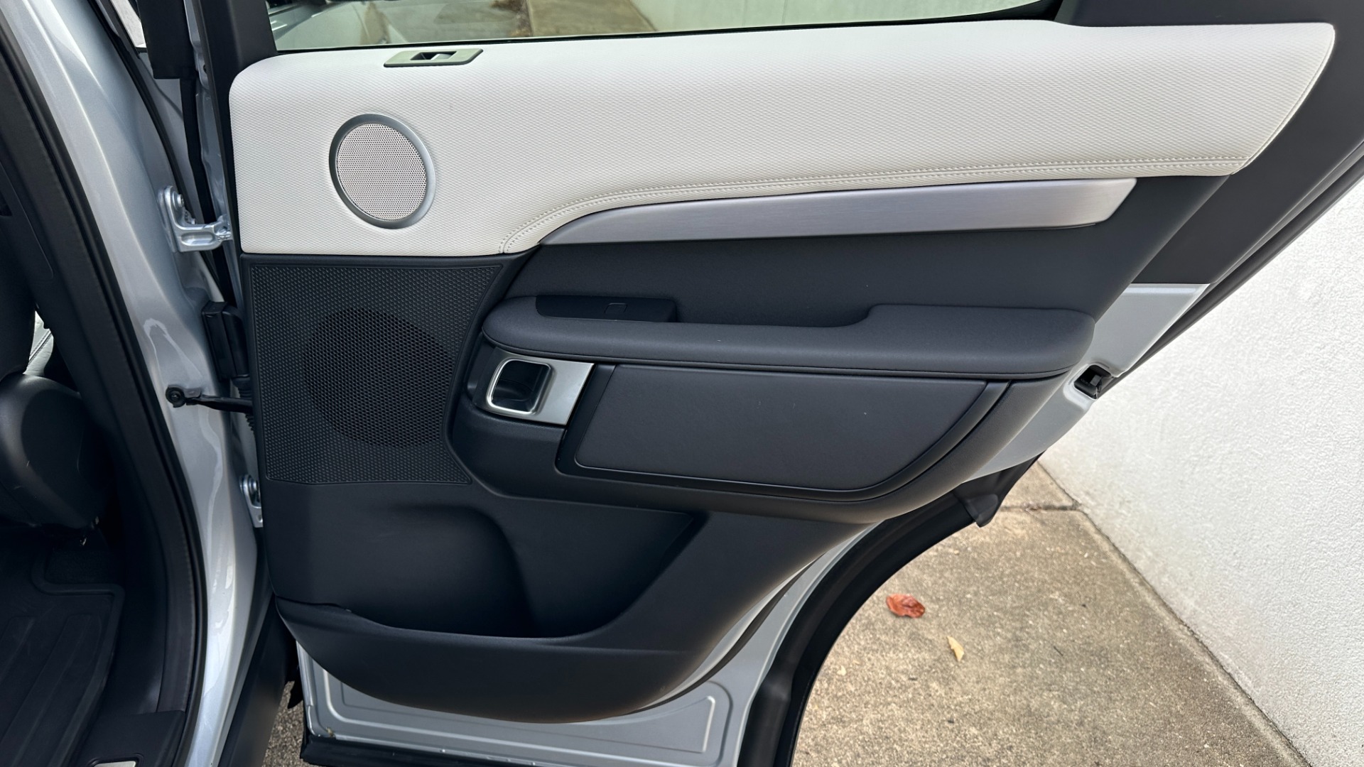 Used 2022 Land Rover Discovery HSE R-DYNAMIC / 3RD ROW / 20 WAY MASSAGE MEMORY SEATING / HEADS UP DISPLAY for sale $68,995 at Formula Imports in Charlotte NC 28227 17