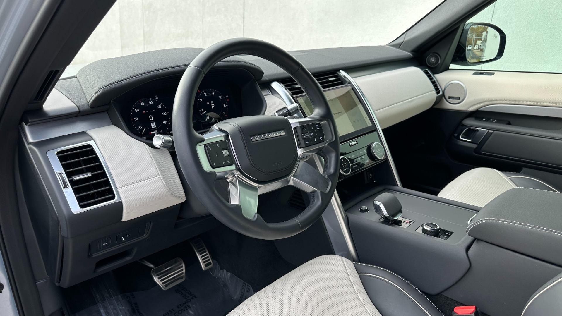 Used 2022 Land Rover Discovery HSE R-DYNAMIC / 3RD ROW / 20 WAY MASSAGE MEMORY SEATING / HEADS UP DISPLAY for sale $68,995 at Formula Imports in Charlotte NC 28227 20