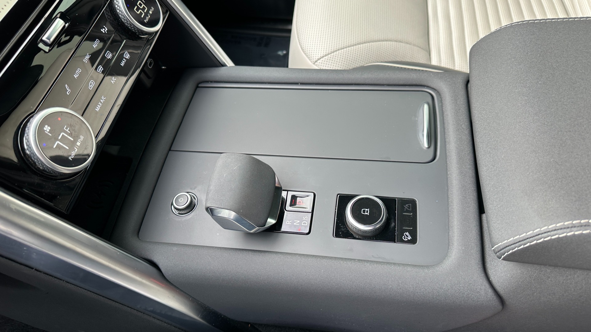 Used 2022 Land Rover Discovery HSE R-DYNAMIC / 3RD ROW / 20 WAY MASSAGE MEMORY SEATING / HEADS UP DISPLAY for sale $68,995 at Formula Imports in Charlotte NC 28227 23