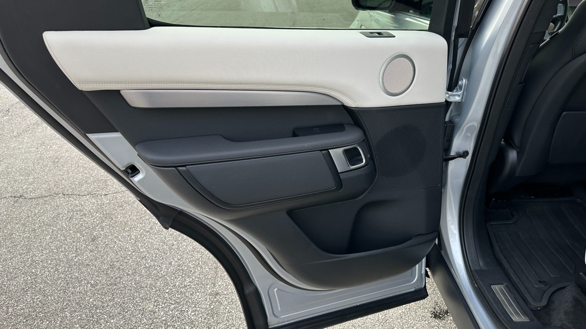 Used 2022 Land Rover Discovery HSE R-DYNAMIC / 3RD ROW / 20 WAY MASSAGE MEMORY SEATING / HEADS UP DISPLAY for sale $68,995 at Formula Imports in Charlotte NC 28227 25