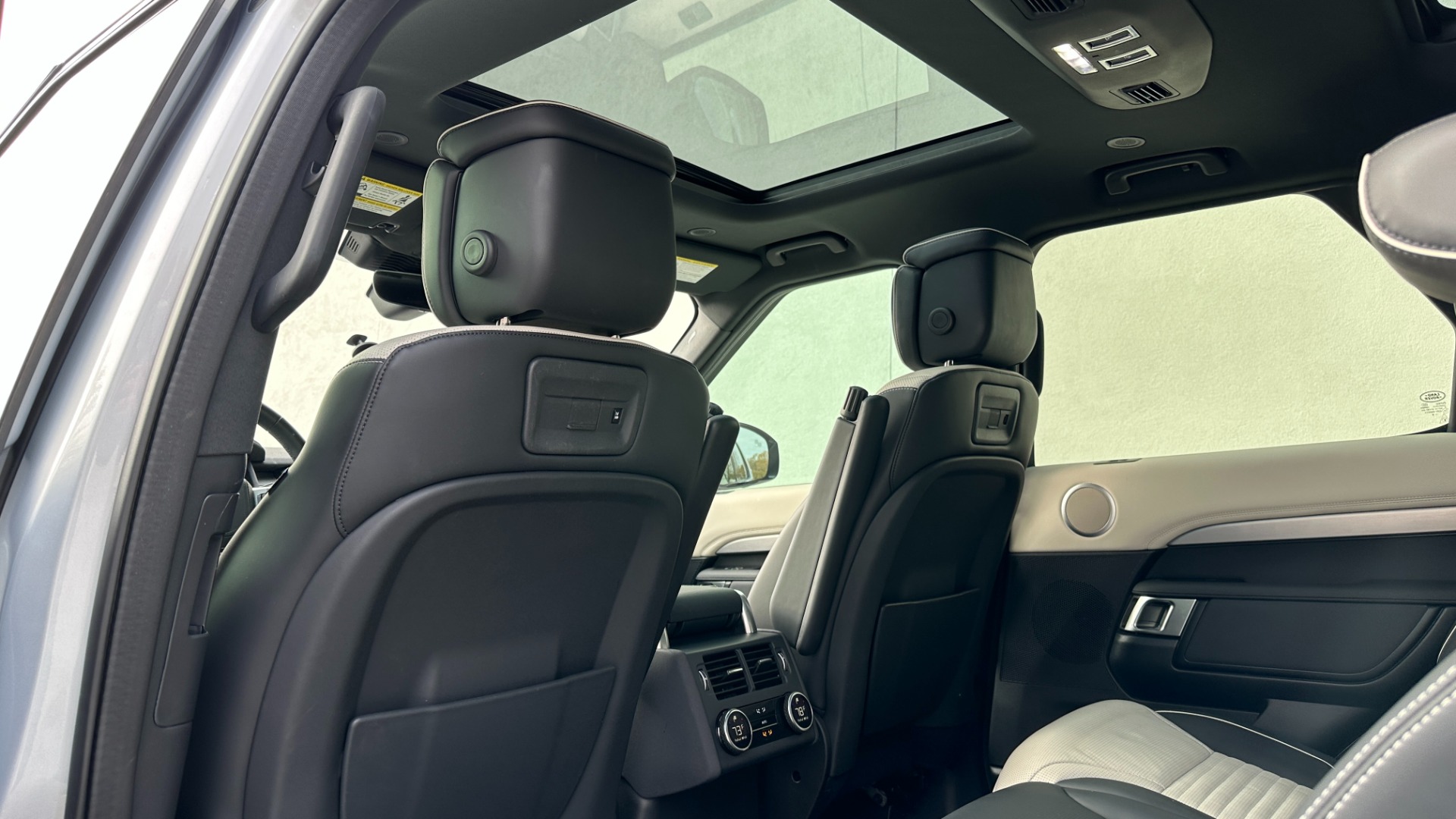 Used 2022 Land Rover Discovery HSE R-DYNAMIC / 3RD ROW / 20 WAY MASSAGE MEMORY SEATING / HEADS UP DISPLAY for sale $68,995 at Formula Imports in Charlotte NC 28227 26