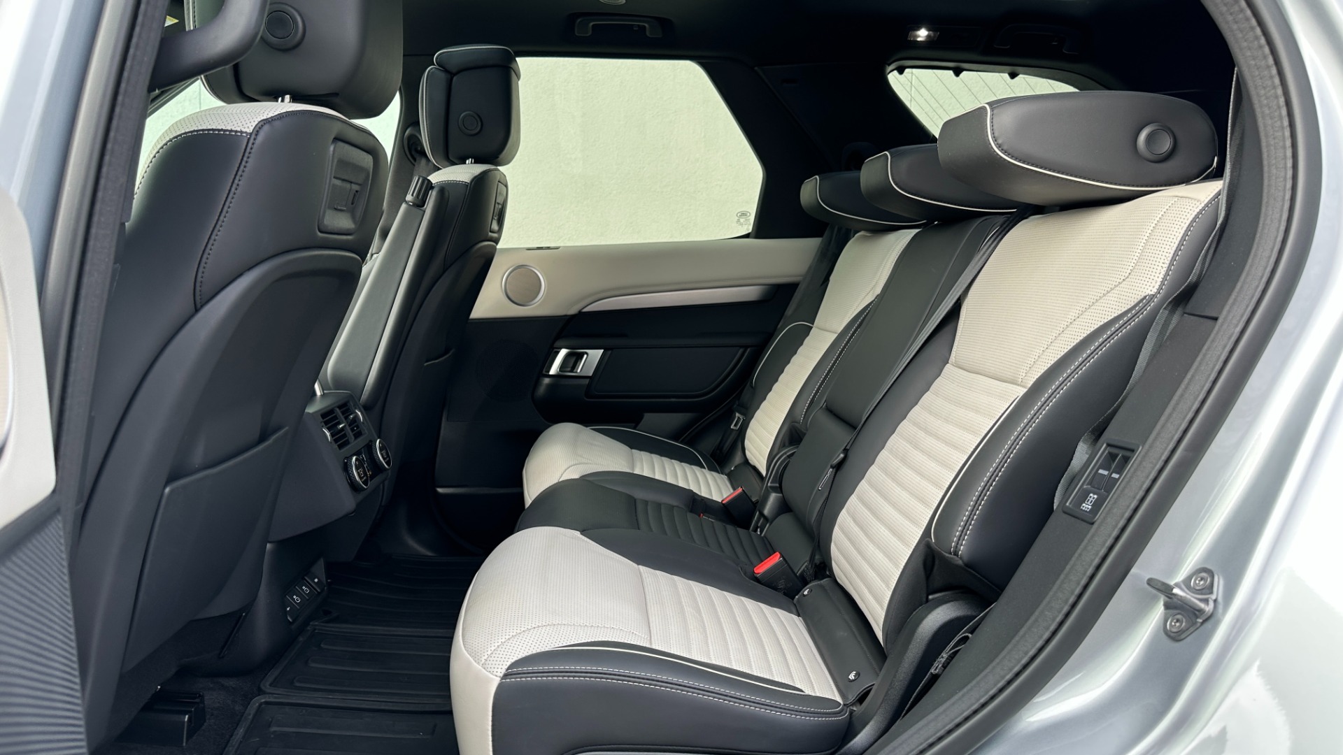Used 2022 Land Rover Discovery HSE R-DYNAMIC / 3RD ROW / 20 WAY MASSAGE MEMORY SEATING / HEADS UP DISPLAY for sale $68,995 at Formula Imports in Charlotte NC 28227 27