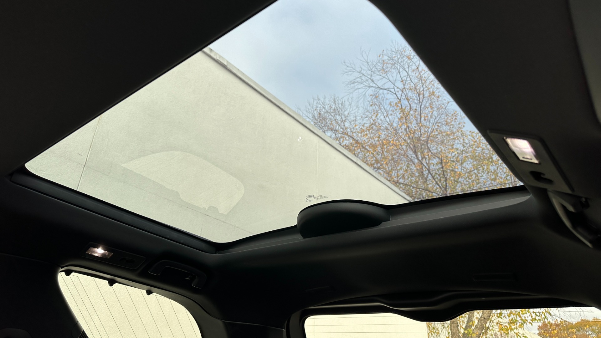 Used 2022 Land Rover Discovery HSE R-DYNAMIC / 3RD ROW / 20 WAY MASSAGE MEMORY SEATING / HEADS UP DISPLAY for sale $68,995 at Formula Imports in Charlotte NC 28227 28