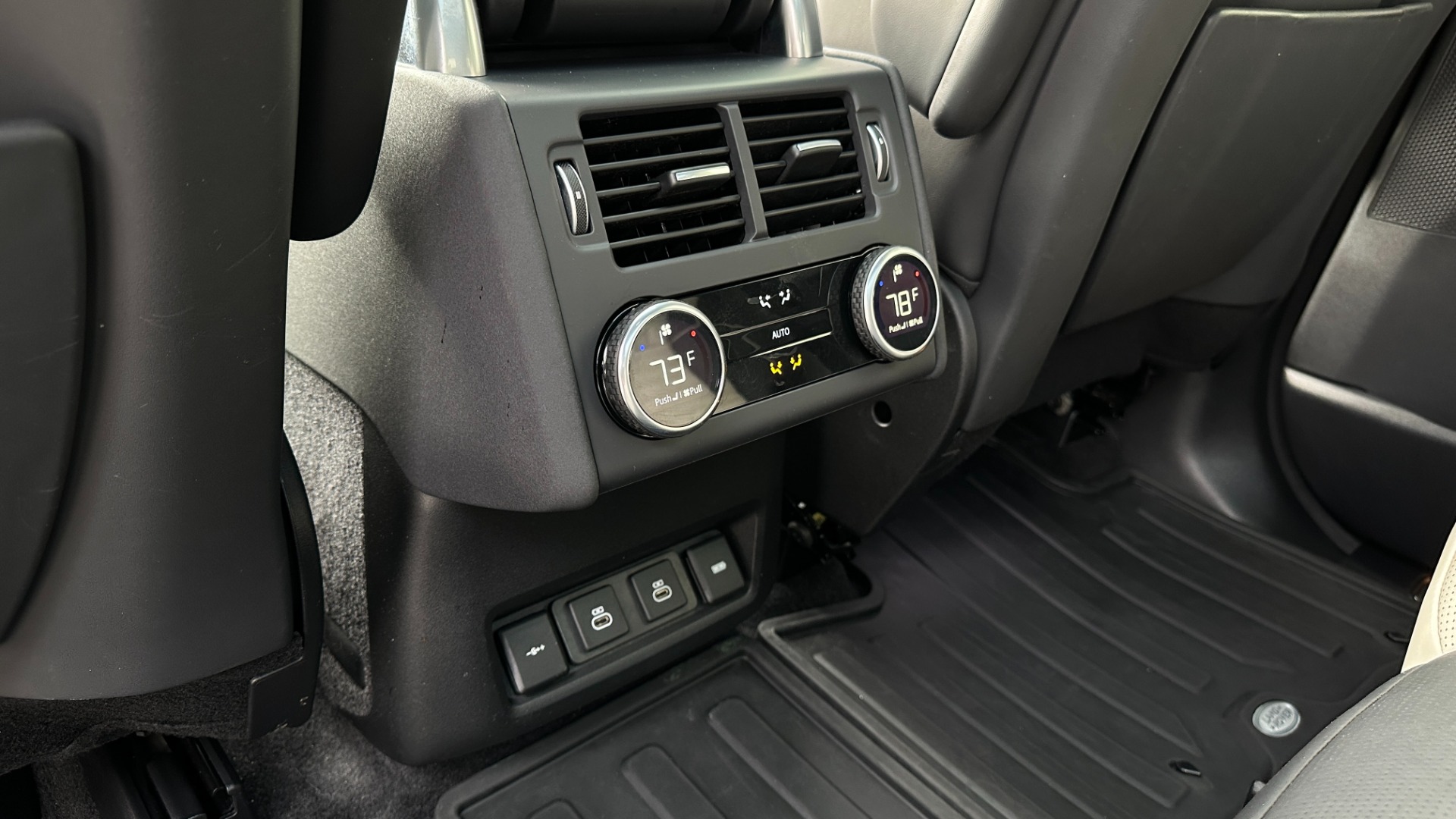 Used 2022 Land Rover Discovery HSE R-DYNAMIC / 3RD ROW / 20 WAY MASSAGE MEMORY SEATING / HEADS UP DISPLAY for sale $68,995 at Formula Imports in Charlotte NC 28227 29