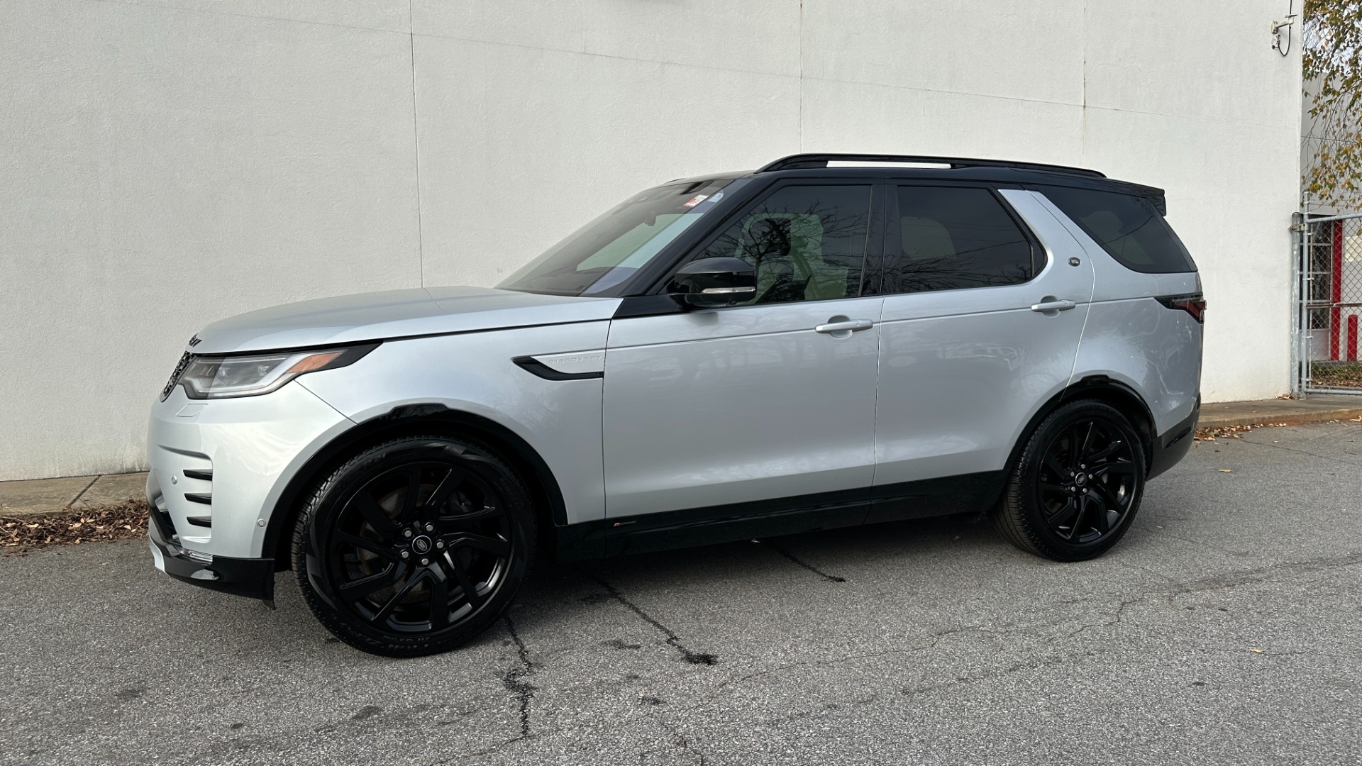 Used 2022 Land Rover Discovery HSE R-DYNAMIC / 3RD ROW / 20 WAY MASSAGE MEMORY SEATING / HEADS UP DISPLAY  for sale $68,995 at Formula Imports in Charlotte NC 28227 3