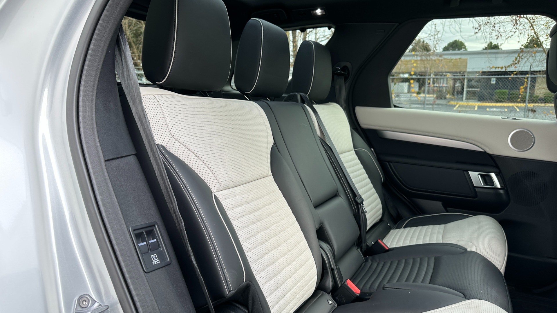 Used 2022 Land Rover Discovery HSE R-DYNAMIC / 3RD ROW / 20 WAY MASSAGE MEMORY SEATING / HEADS UP DISPLAY  for sale $68,995 at Formula Imports in Charlotte NC 28227 30