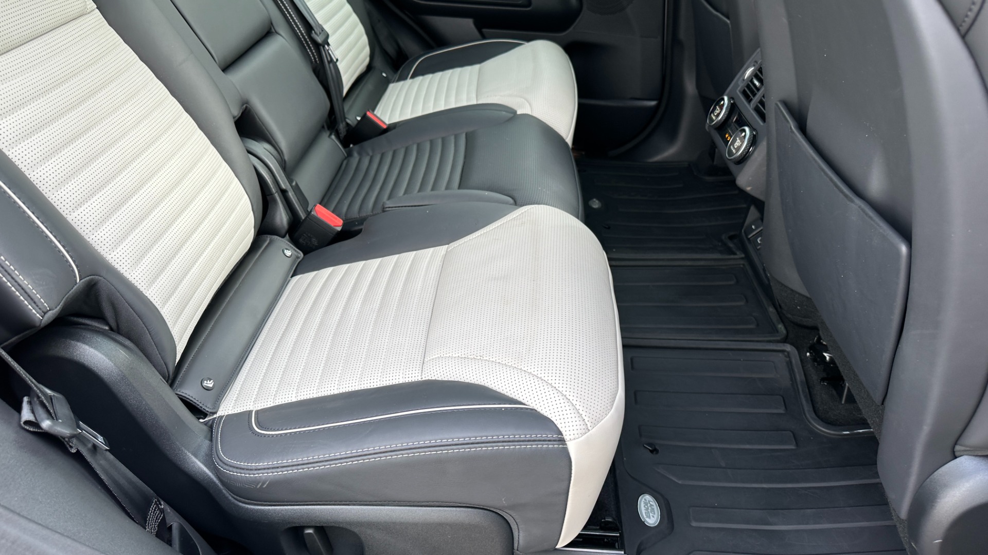 Used 2022 Land Rover Discovery HSE R-DYNAMIC / 3RD ROW / 20 WAY MASSAGE MEMORY SEATING / HEADS UP DISPLAY for sale $68,995 at Formula Imports in Charlotte NC 28227 31