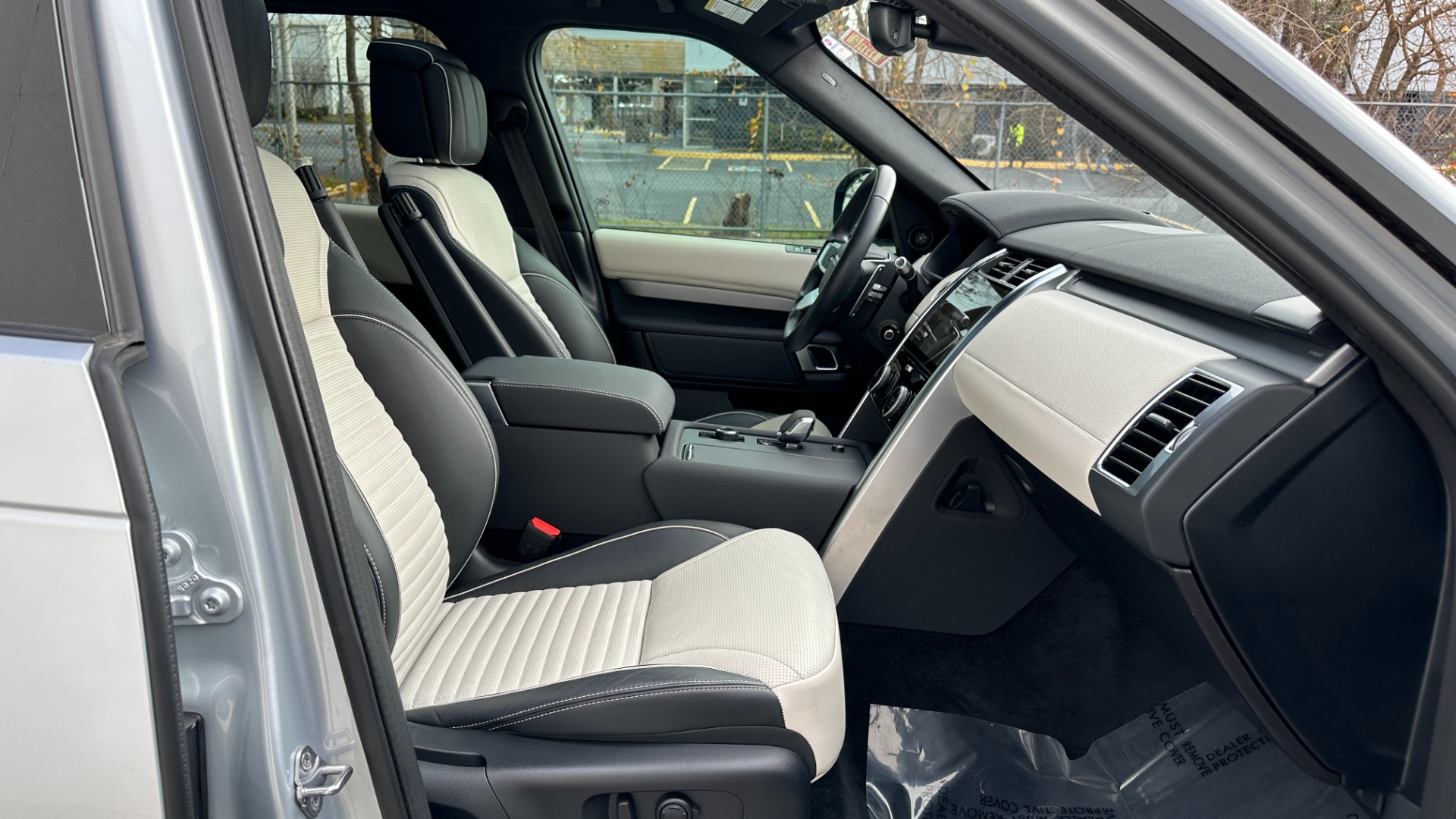 Used 2022 Land Rover Discovery HSE R-DYNAMIC / 3RD ROW / 20 WAY MASSAGE MEMORY SEATING / HEADS UP DISPLAY for sale $68,995 at Formula Imports in Charlotte NC 28227 34