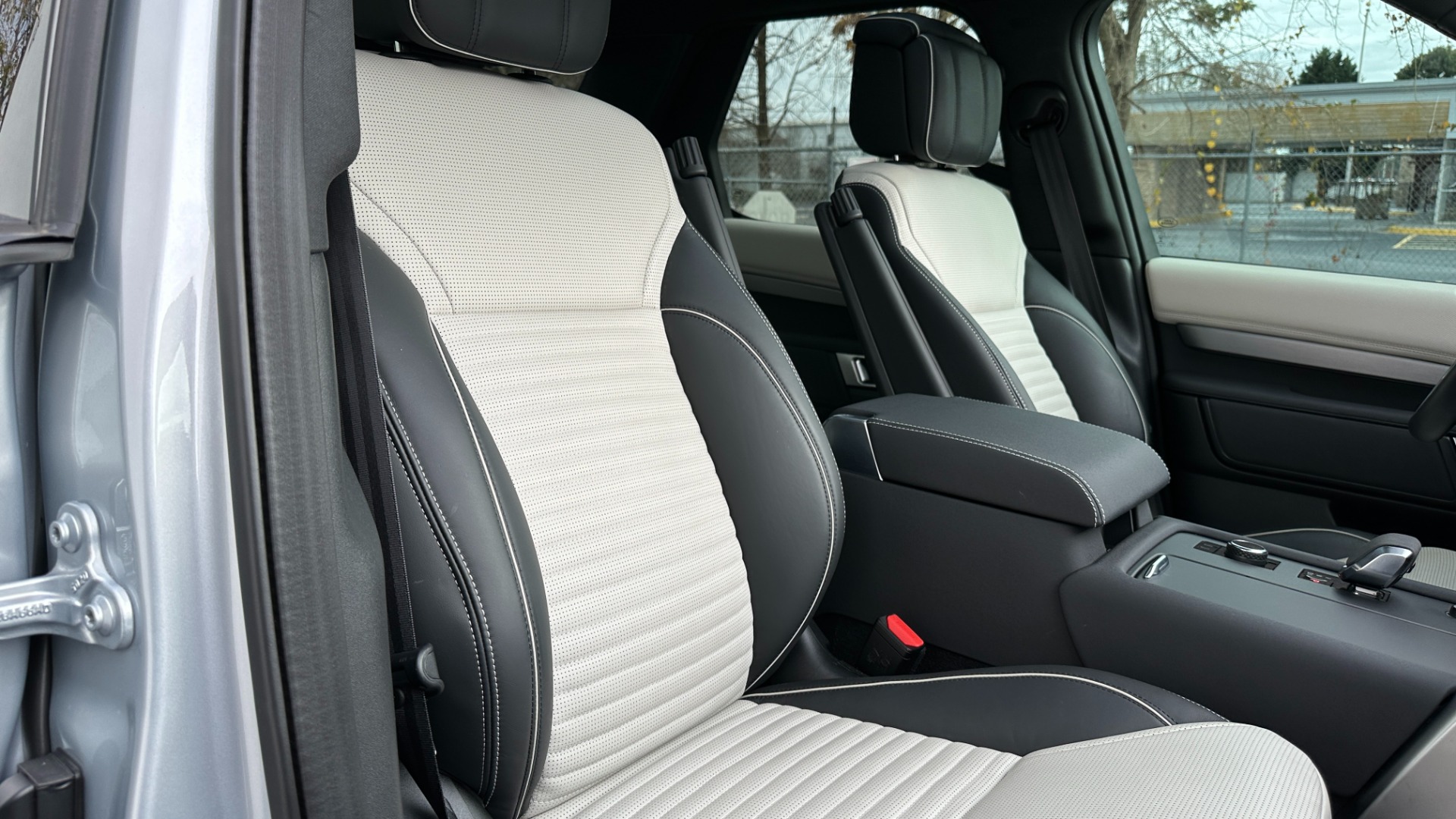 Used 2022 Land Rover Discovery HSE R-DYNAMIC / 3RD ROW / 20 WAY MASSAGE MEMORY SEATING / HEADS UP DISPLAY for sale $68,995 at Formula Imports in Charlotte NC 28227 35