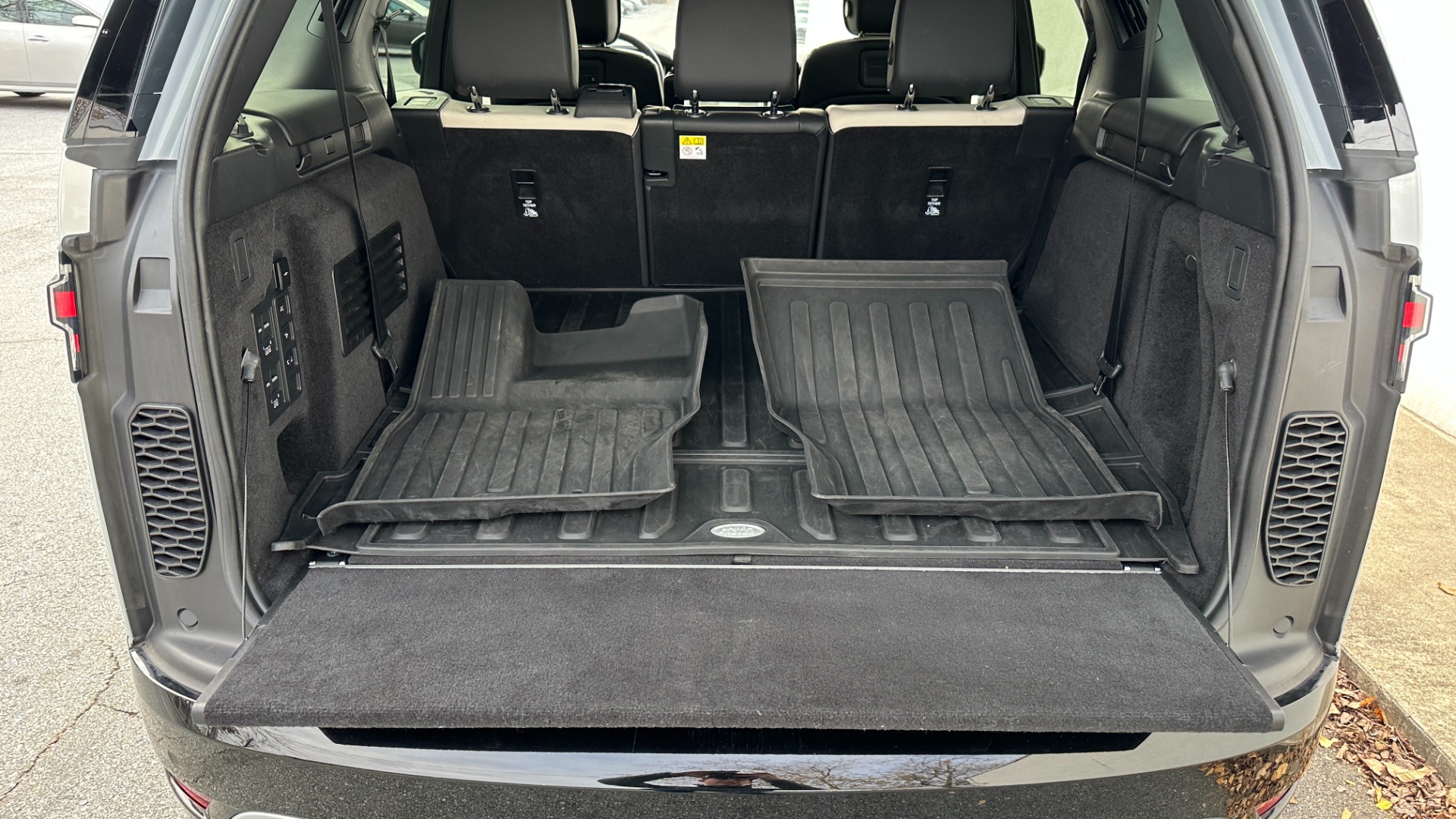 Used 2022 Land Rover Discovery HSE R-DYNAMIC / 3RD ROW / 20 WAY MASSAGE MEMORY SEATING / HEADS UP DISPLAY for sale $68,995 at Formula Imports in Charlotte NC 28227 37