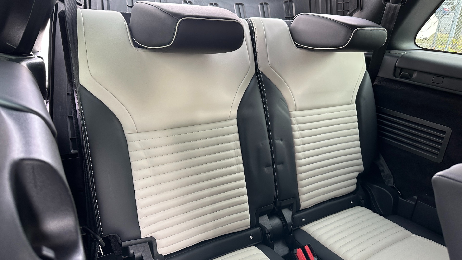 Used 2022 Land Rover Discovery HSE R-DYNAMIC / 3RD ROW / 20 WAY MASSAGE MEMORY SEATING / HEADS UP DISPLAY for sale $68,995 at Formula Imports in Charlotte NC 28227 39