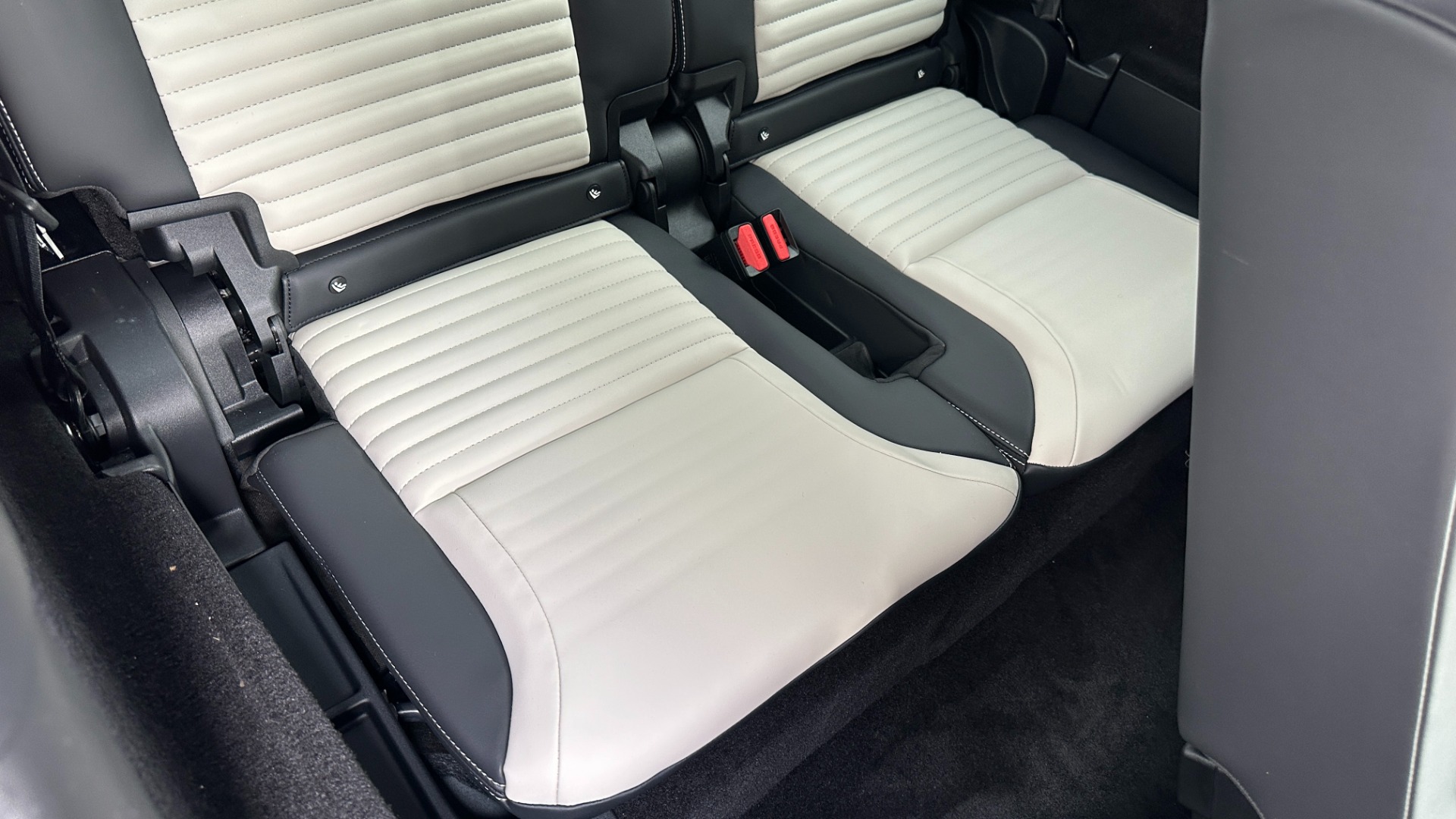 Used 2022 Land Rover Discovery HSE R-DYNAMIC / 3RD ROW / 20 WAY MASSAGE MEMORY SEATING / HEADS UP DISPLAY for sale $68,995 at Formula Imports in Charlotte NC 28227 40