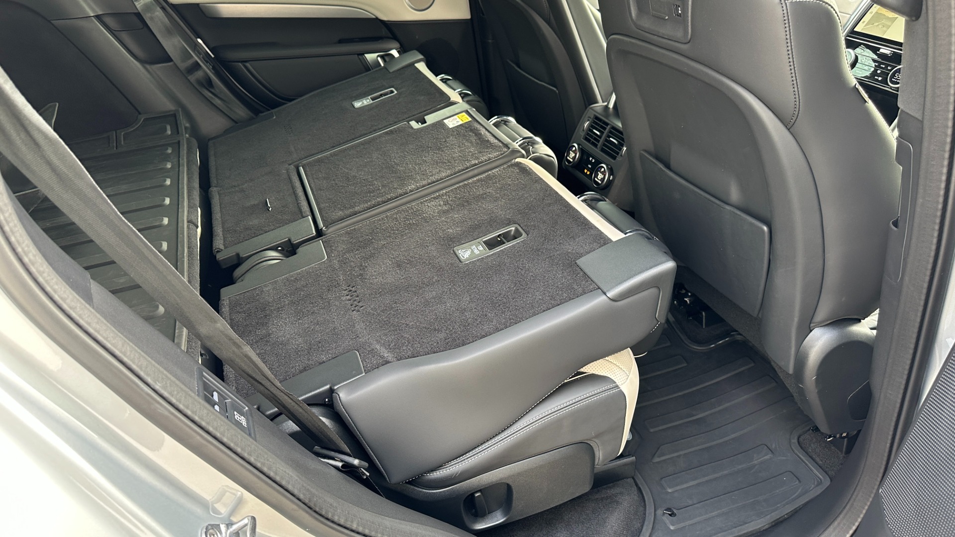 Used 2022 Land Rover Discovery HSE R-DYNAMIC / 3RD ROW / 20 WAY MASSAGE MEMORY SEATING / HEADS UP DISPLAY for sale $68,995 at Formula Imports in Charlotte NC 28227 41
