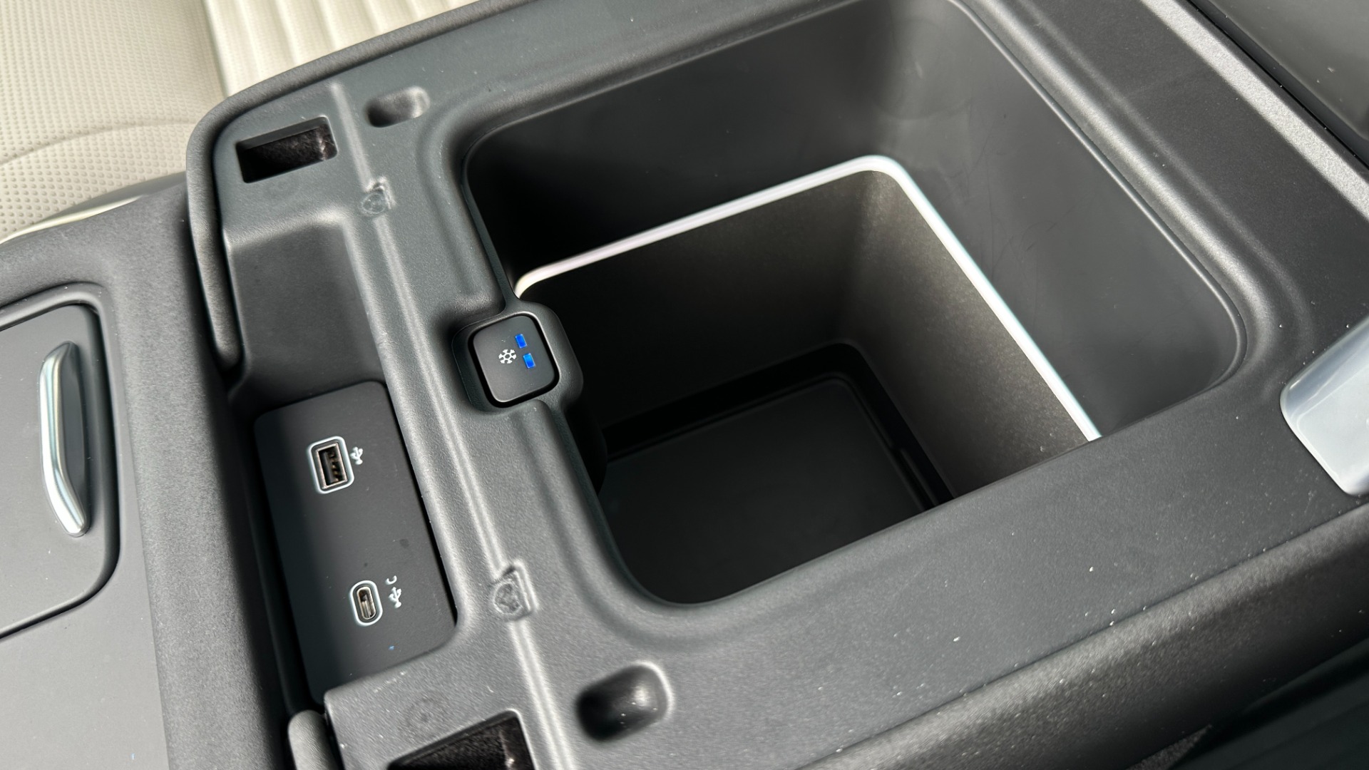 Used 2022 Land Rover Discovery HSE R-DYNAMIC / 3RD ROW / 20 WAY MASSAGE MEMORY SEATING / HEADS UP DISPLAY for sale $68,995 at Formula Imports in Charlotte NC 28227 54