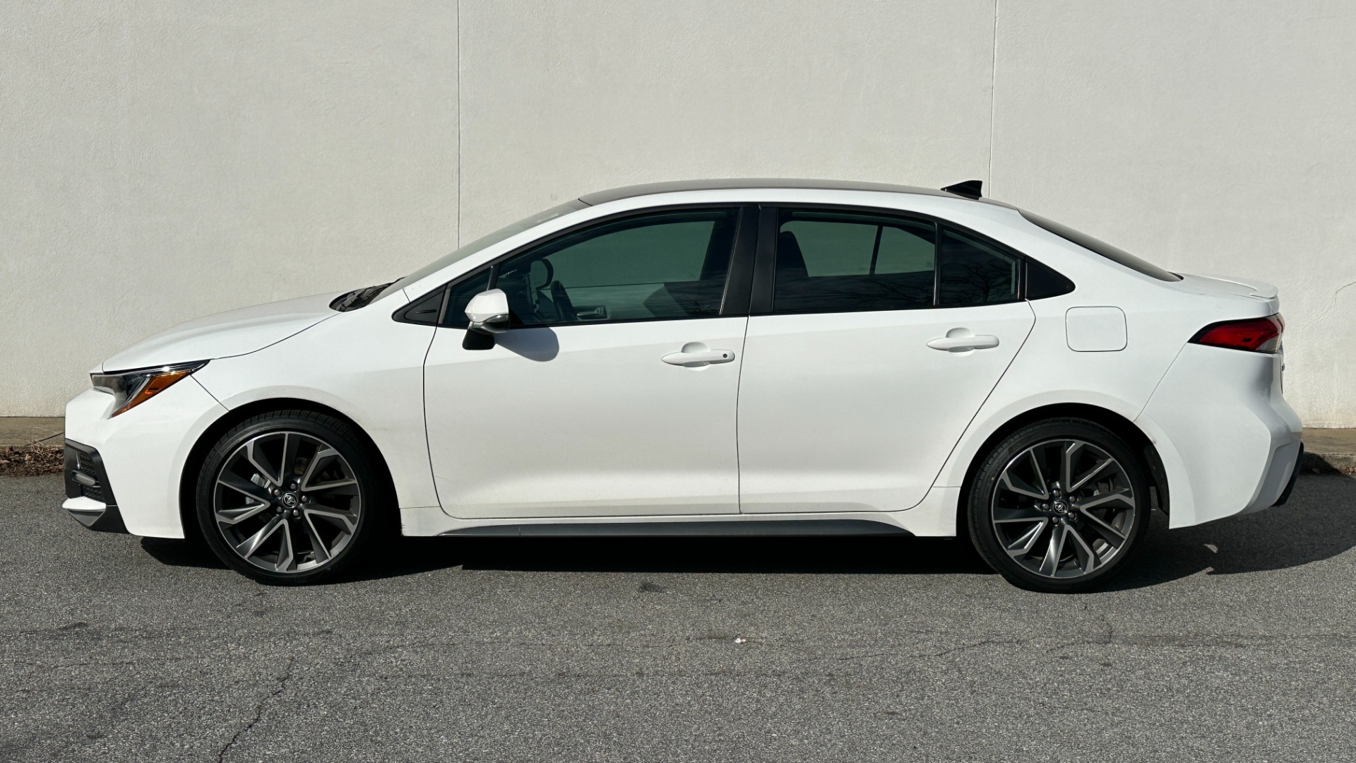 Used 2021 Toyota Corolla SE / BLACK ROOF / CLOTH SEATS / BACKUP CAMERA for sale $22,595 at Formula Imports in Charlotte NC 28227 3