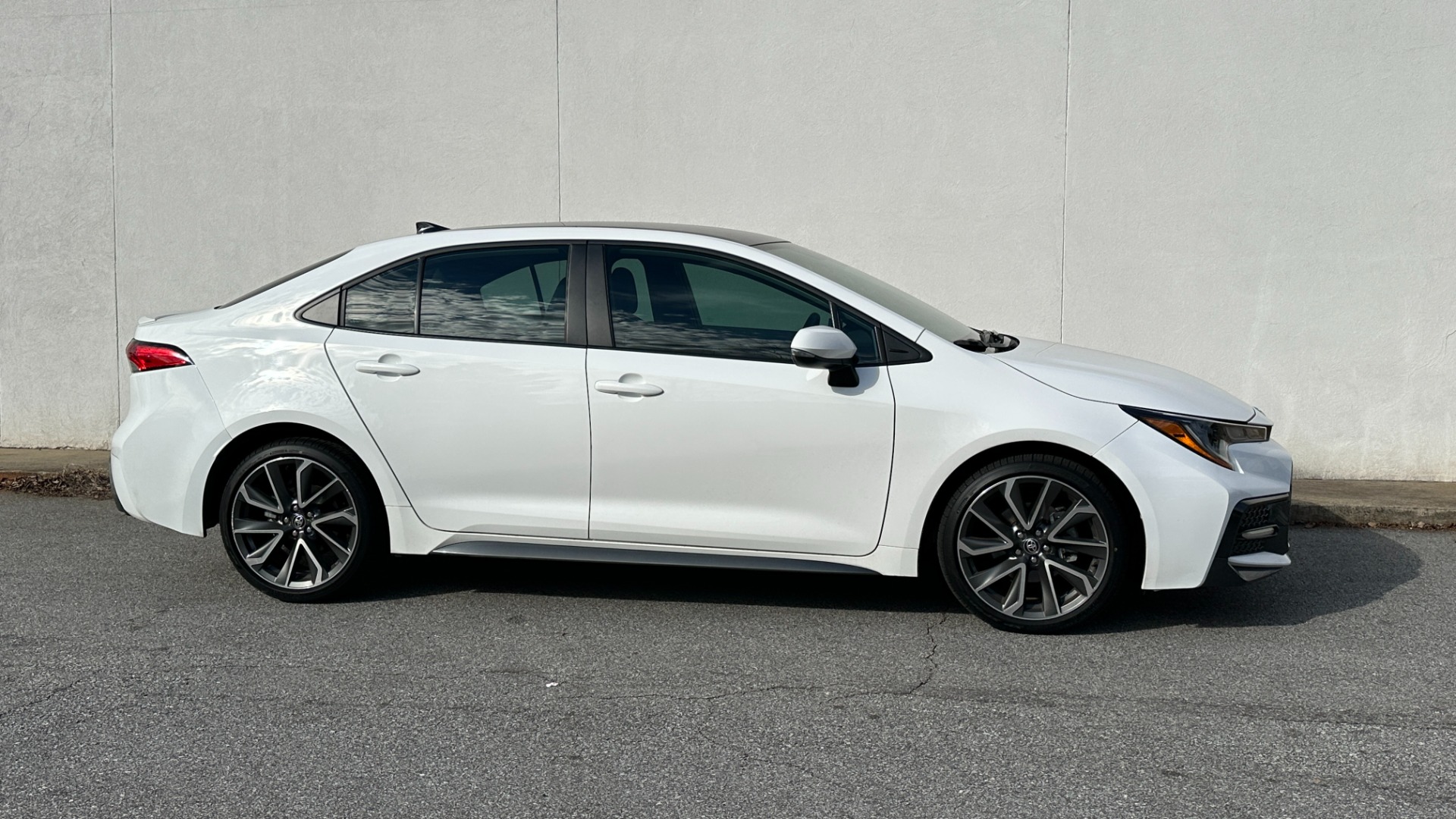 Used 2021 Toyota Corolla SE / BLACK ROOF / CLOTH SEATS / BACKUP CAMERA for sale $20,995 at Formula Imports in Charlotte NC 28227 6