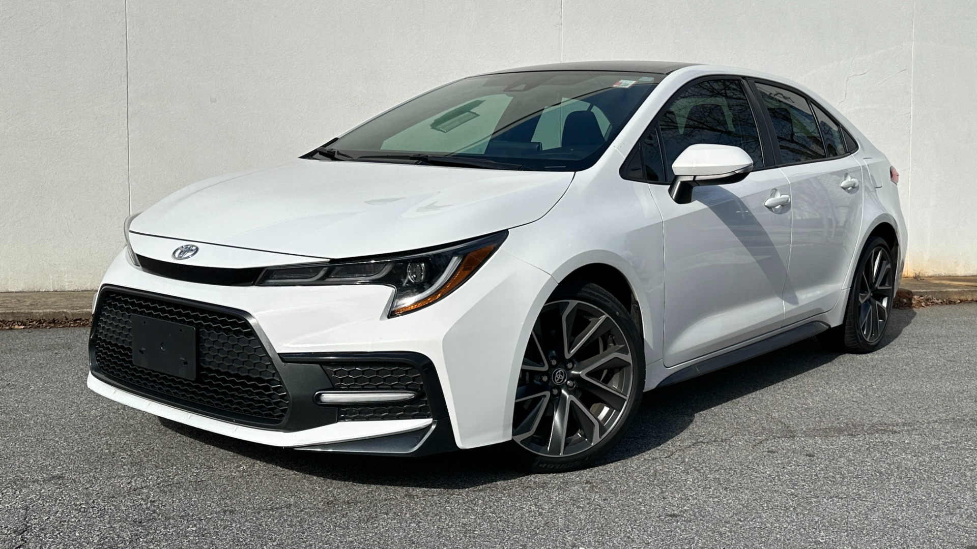 Used 2021 Toyota Corolla SE / BLACK ROOF / CLOTH SEATS / BACKUP CAMERA for sale $20,995 at Formula Imports in Charlotte NC 28227 1