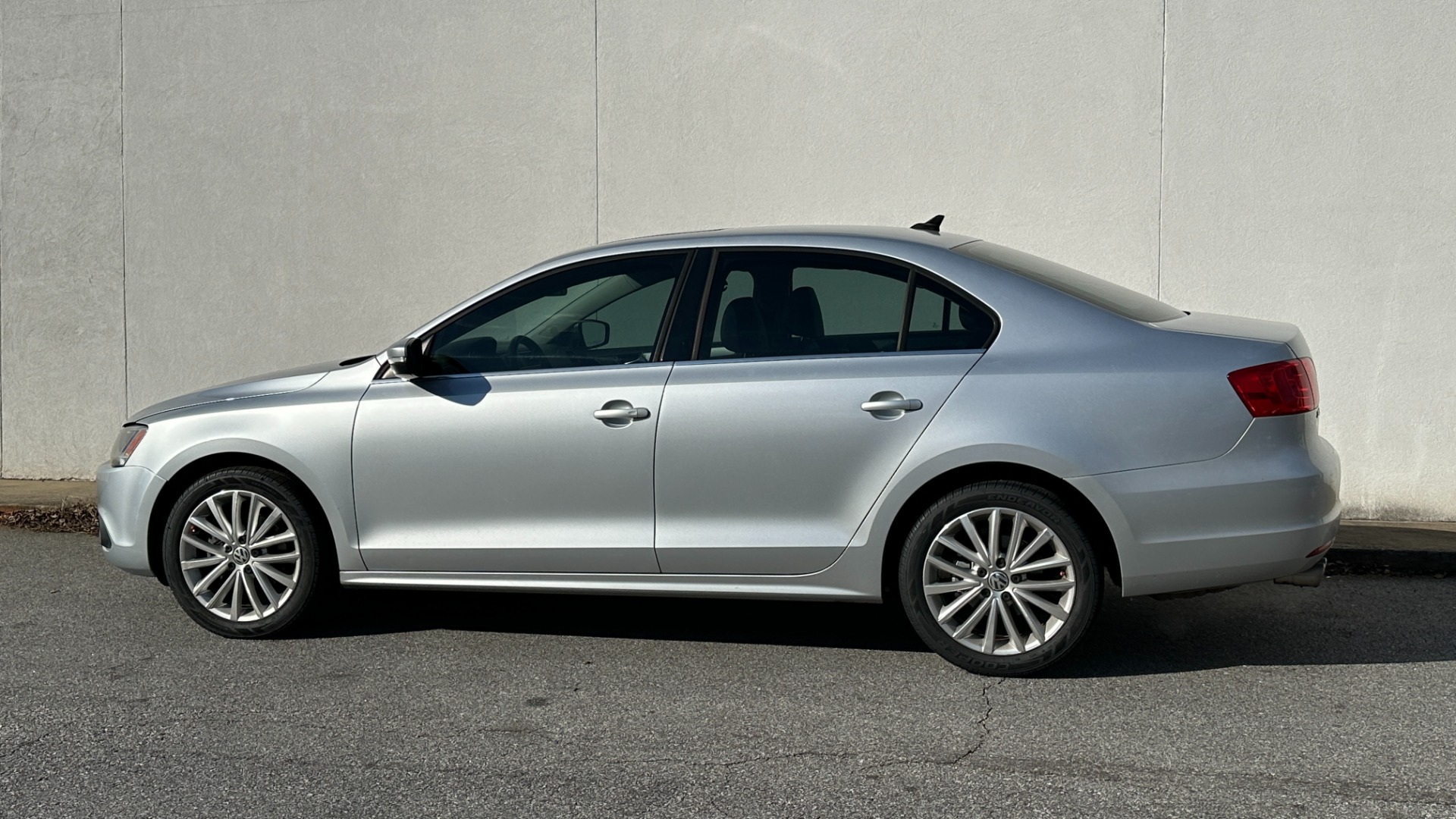 Used 2011 Volkswagen Jetta Sedan SEL / LEATHER / SUNROOF / BLUETOOTH for sale Sold at Formula Imports in Charlotte NC 28227 3