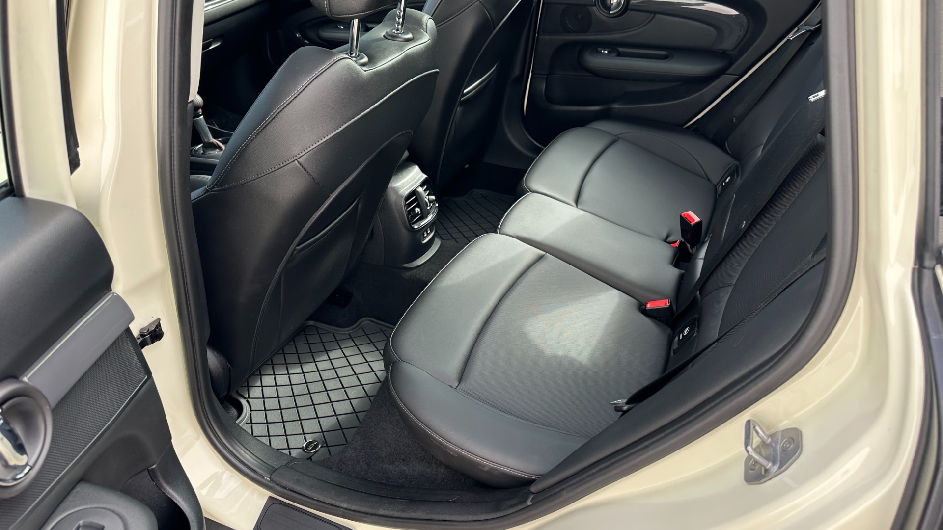 Used 2019 MINI Clubman COOPER S / NAVIGATION / ALL4 / HEATED SEATS / SPORT MODE / PADDLE SHIFTERS for sale $26,595 at Formula Imports in Charlotte NC 28227 15