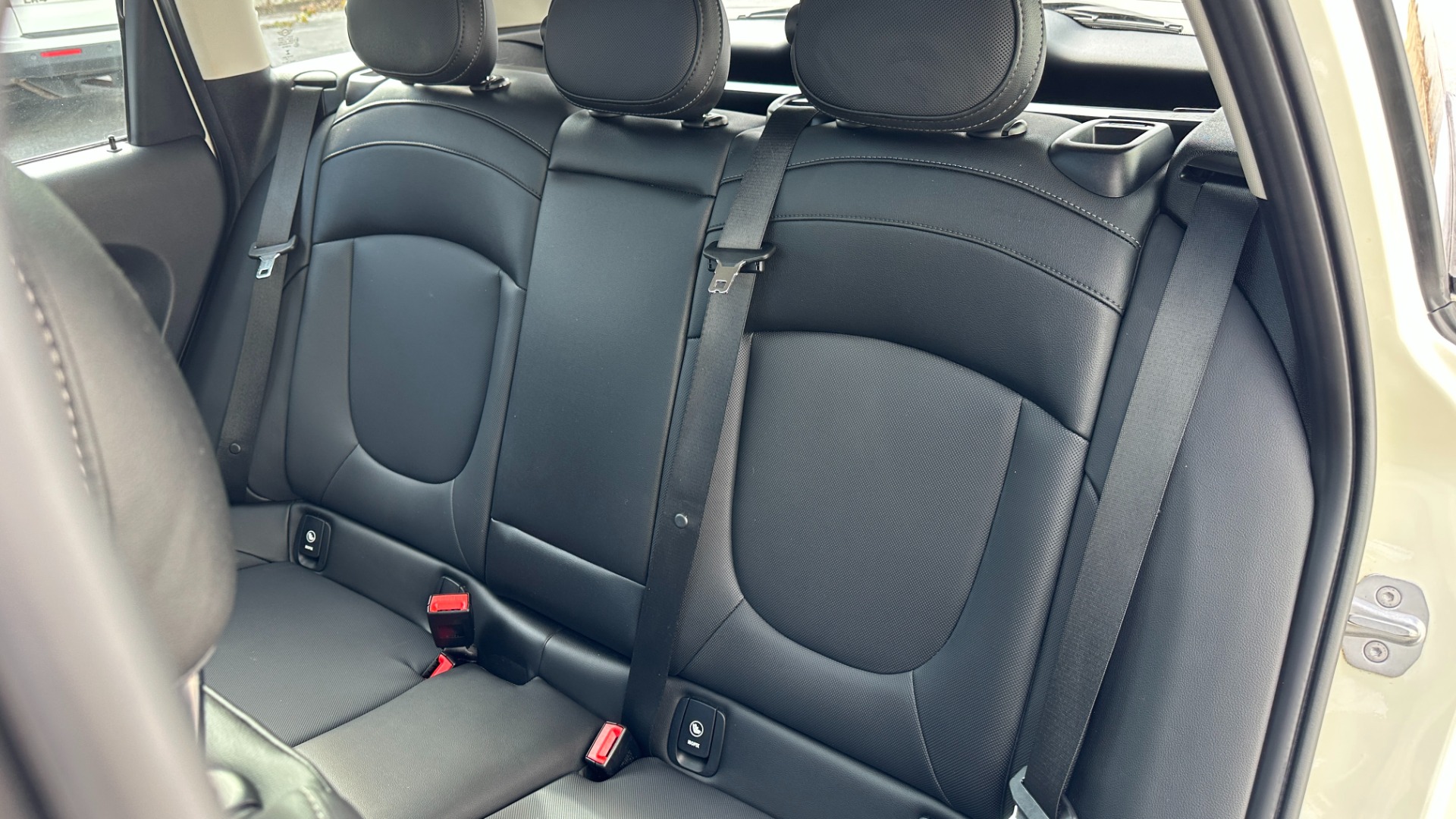 Used 2019 MINI Clubman COOPER S / NAVIGATION / ALL4 / HEATED SEATS / SPORT MODE / PADDLE SHIFTERS for sale $26,595 at Formula Imports in Charlotte NC 28227 16