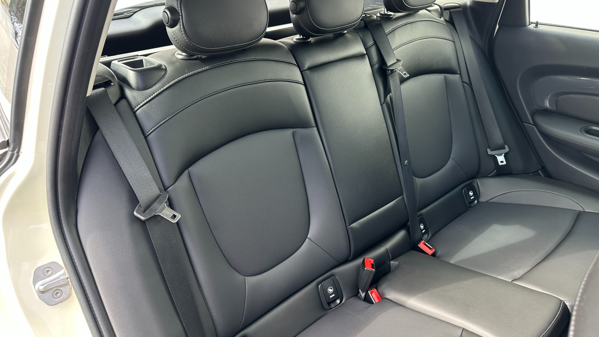 Used 2019 MINI Clubman COOPER S / NAVIGATION / ALL4 / HEATED SEATS / SPORT MODE / PADDLE SHIFTERS for sale $26,595 at Formula Imports in Charlotte NC 28227 18