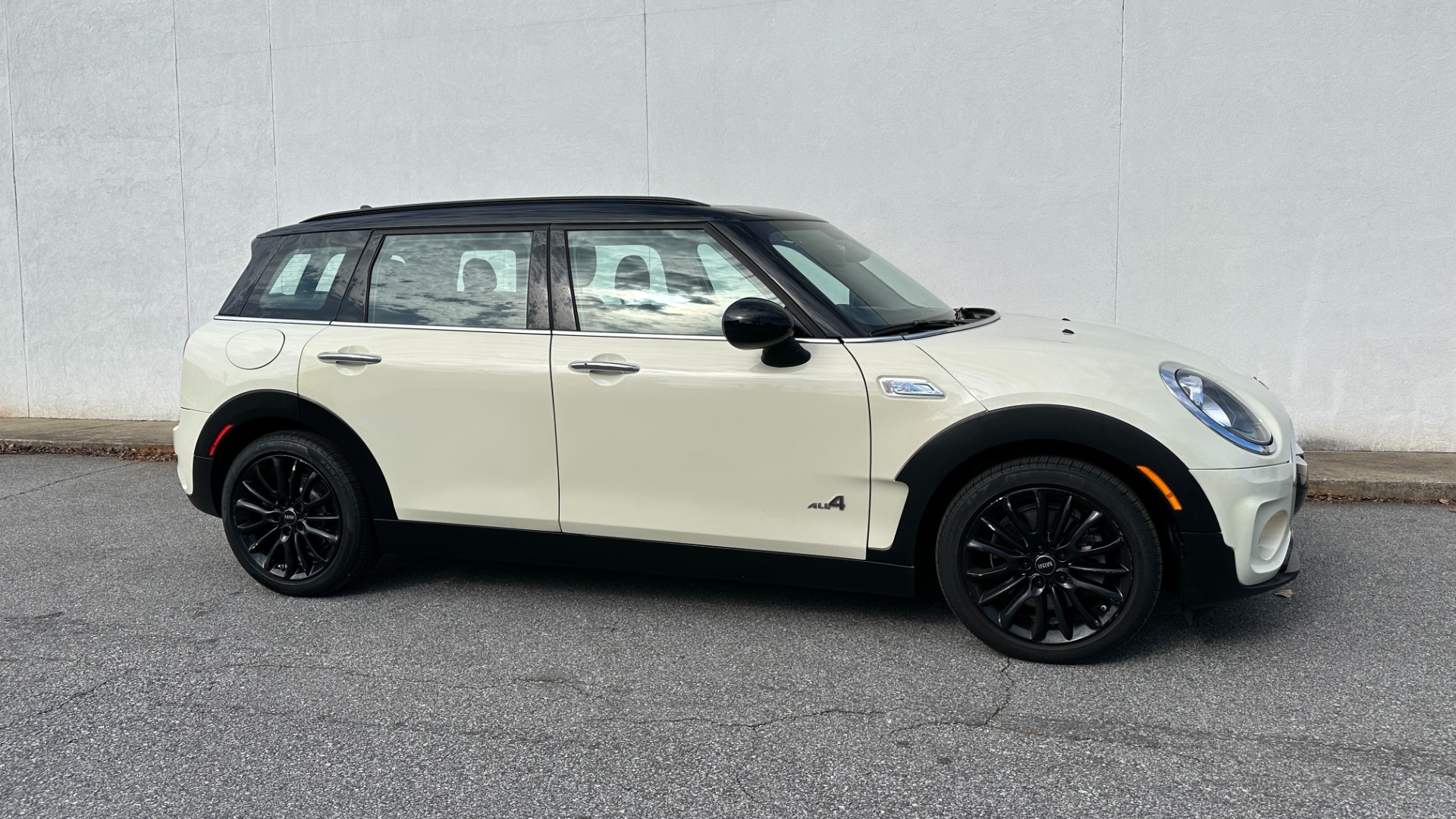 Used 2019 MINI Clubman COOPER S / NAVIGATION / ALL4 / HEATED SEATS / SPORT MODE / PADDLE SHIFTERS for sale $26,595 at Formula Imports in Charlotte NC 28227 3
