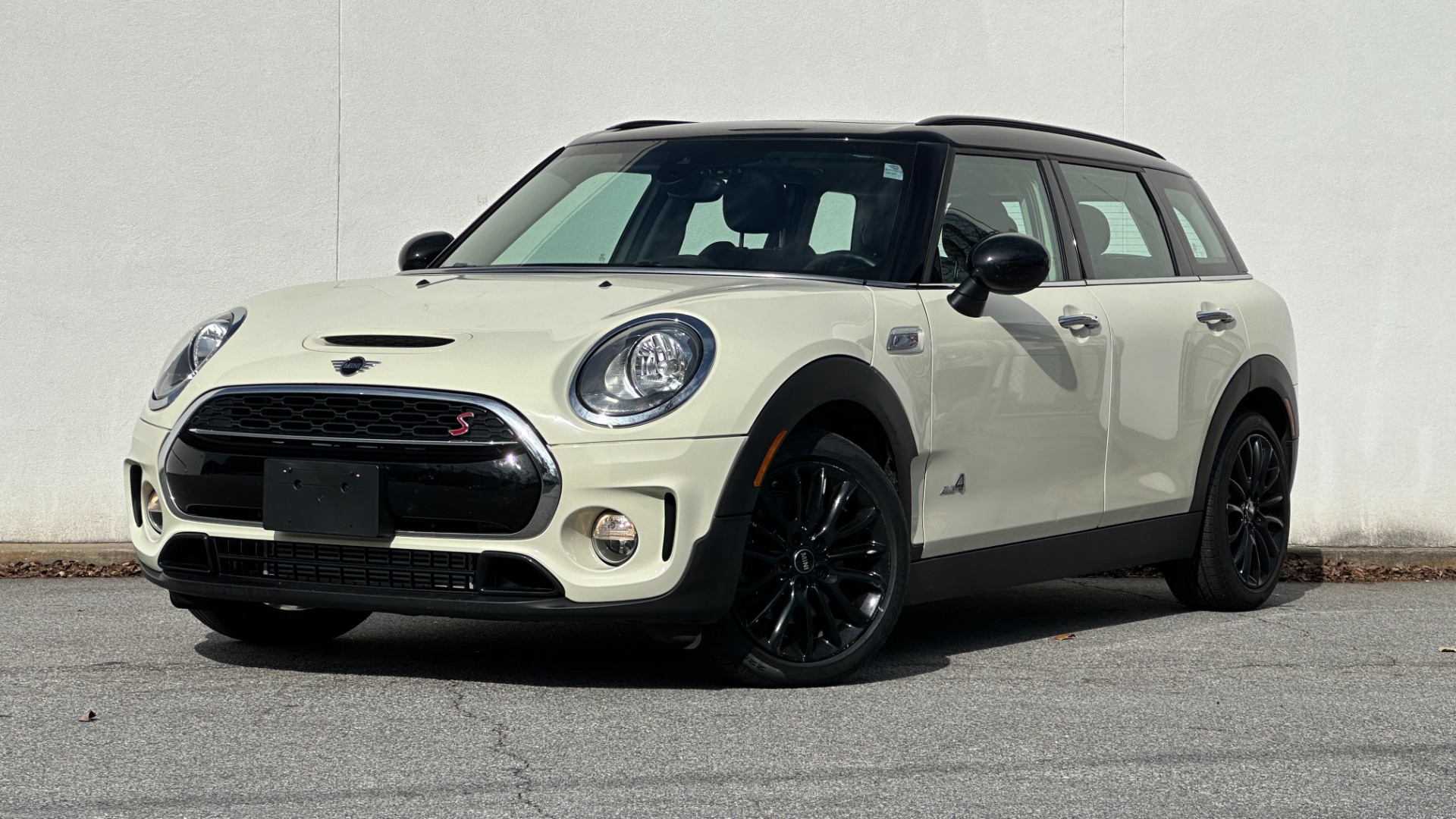Used 2019 MINI Clubman COOPER S / NAVIGATION / ALL4 / HEATED SEATS / SPORT MODE / PADDLE SHIFTERS for sale $26,595 at Formula Imports in Charlotte NC 28227 1