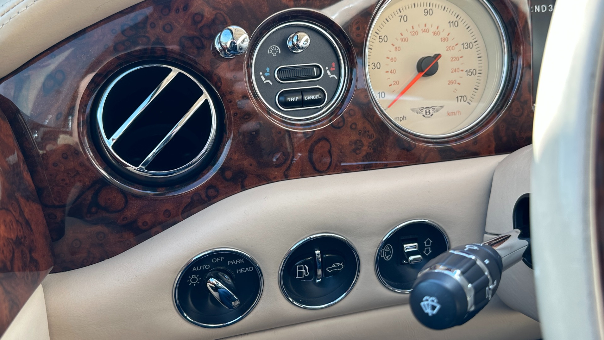 Used 2001 Bentley ARNAGE RED LABEL 6.75L V8 / TURBO / FULL LEATHER / WOOD TRIM / HEATED SEATS / SUNR for sale Sold at Formula Imports in Charlotte NC 28227 17