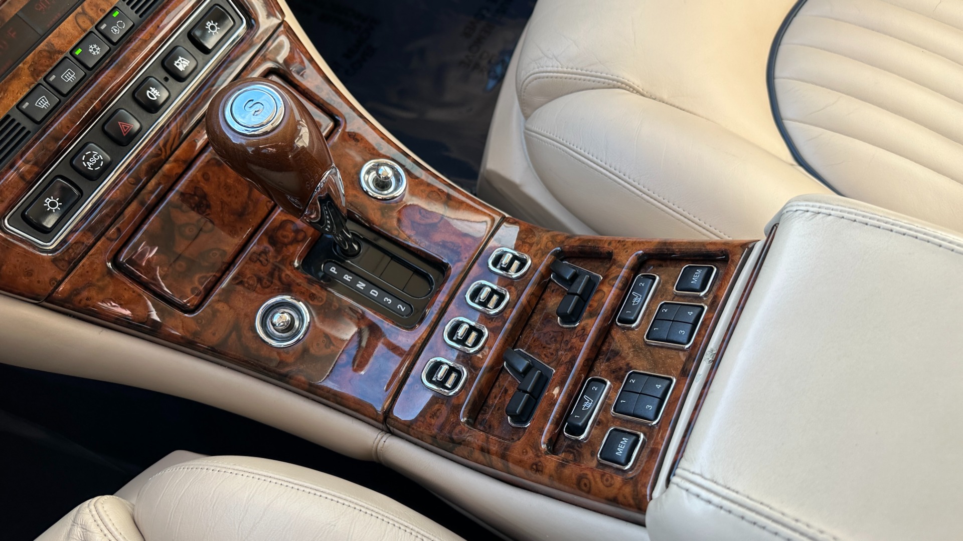 Used 2001 Bentley ARNAGE RED LABEL 6.75L V8 / TURBO / FULL LEATHER / WOOD TRIM / HEATED SEATS / SUNR for sale Sold at Formula Imports in Charlotte NC 28227 20