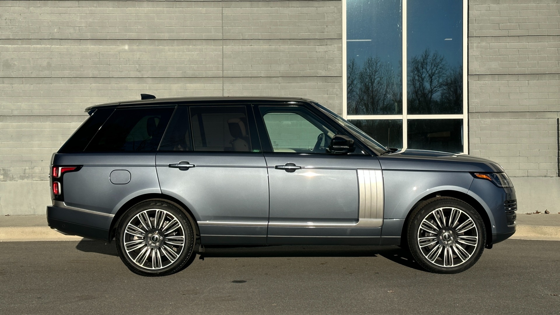 Used 2022 Land Rover Range Rover WESTMINISTER / MASSAGE / BLACK ROOF / 22IN WHEELS / REAR CONVENIENCE for sale $119,999 at Formula Imports in Charlotte NC 28227 6