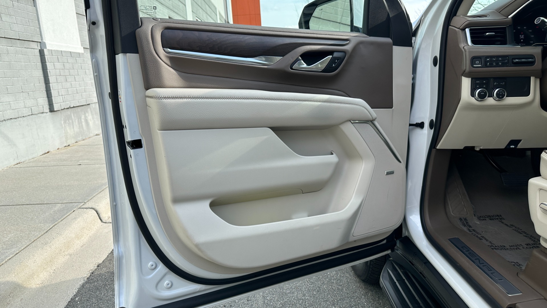 Used 2022 GMC Yukon DENALI / DURAMAX DIESEL / PANORAMIC ROOF / 22IN WHEELS for sale $79,999 at Formula Imports in Charlotte NC 28227 13