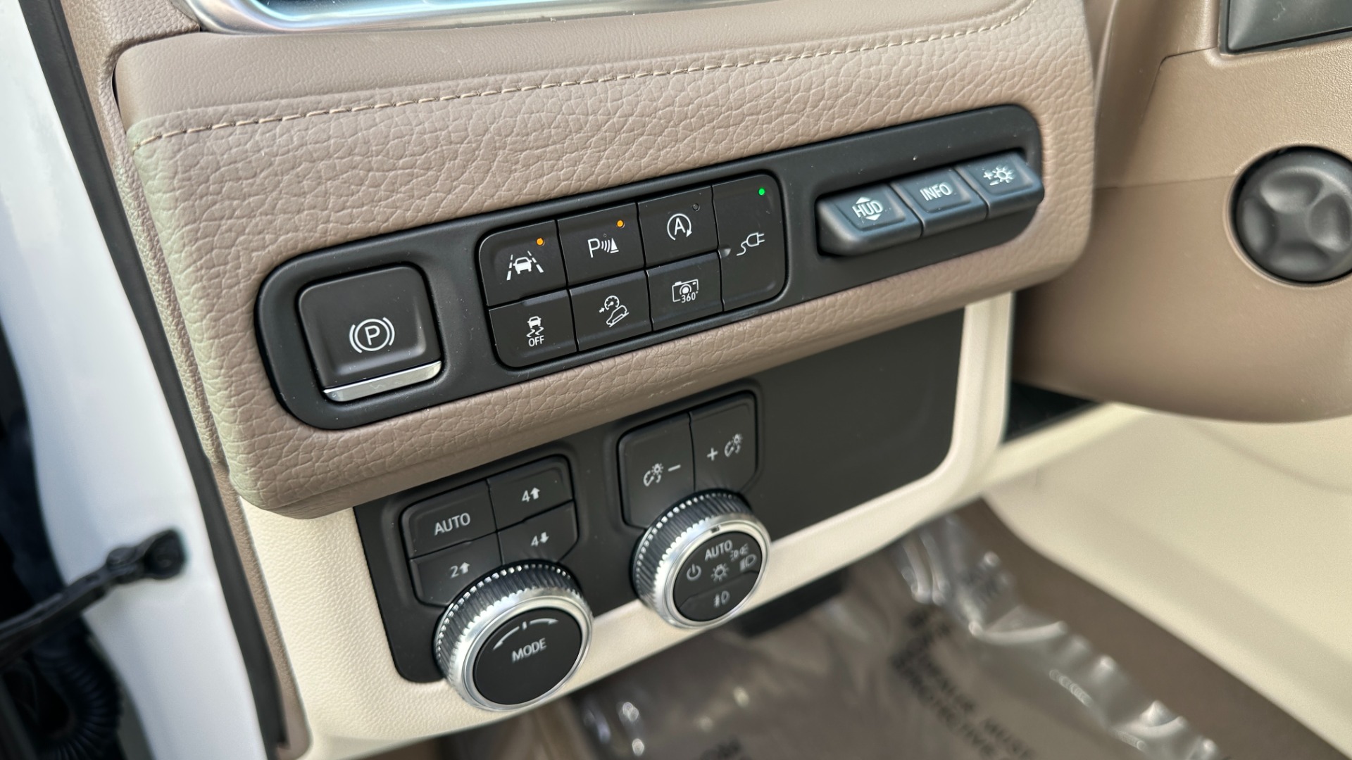 Used 2022 GMC Yukon DENALI / DURAMAX DIESEL / PANORAMIC ROOF / 22IN WHEELS for sale $79,999 at Formula Imports in Charlotte NC 28227 17