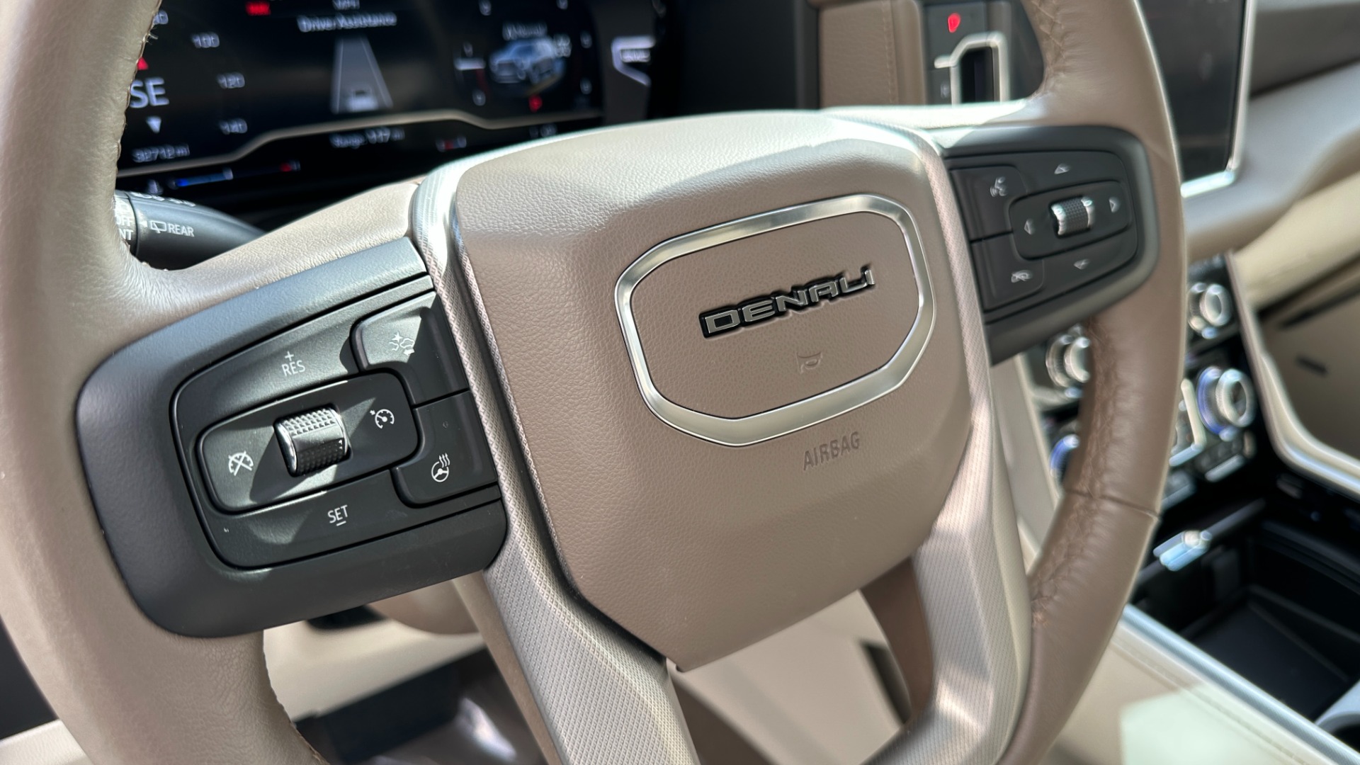 Used 2022 GMC Yukon DENALI / DURAMAX DIESEL / PANORAMIC ROOF / 22IN WHEELS for sale $79,999 at Formula Imports in Charlotte NC 28227 18