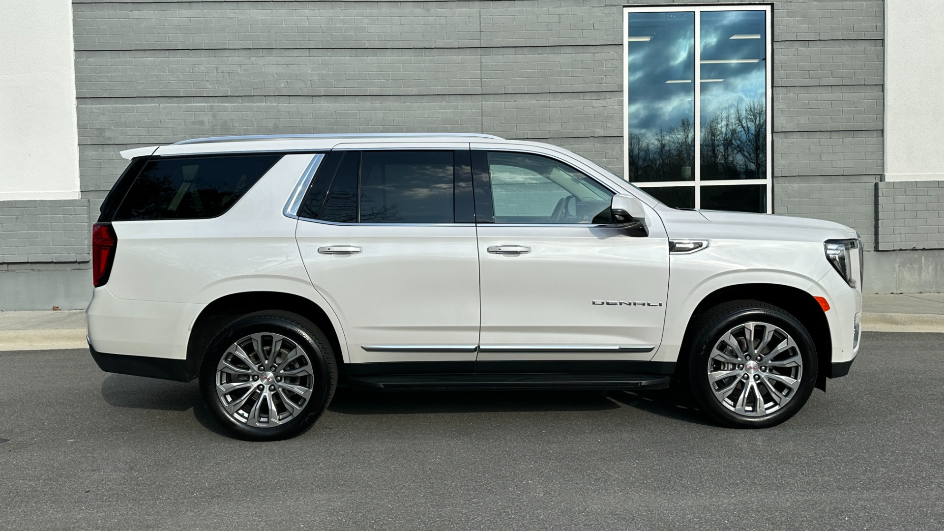 Used 2022 GMC Yukon DENALI / DURAMAX DIESEL / PANORAMIC ROOF / 22IN WHEELS for sale Sold at Formula Imports in Charlotte NC 28227 3