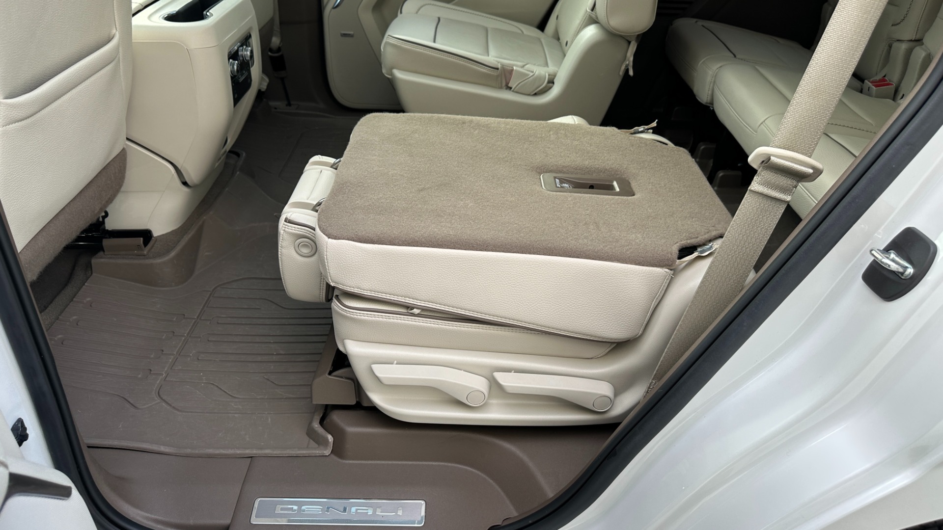 Used 2022 GMC Yukon DENALI / DURAMAX DIESEL / PANORAMIC ROOF / 22IN WHEELS for sale Sold at Formula Imports in Charlotte NC 28227 32