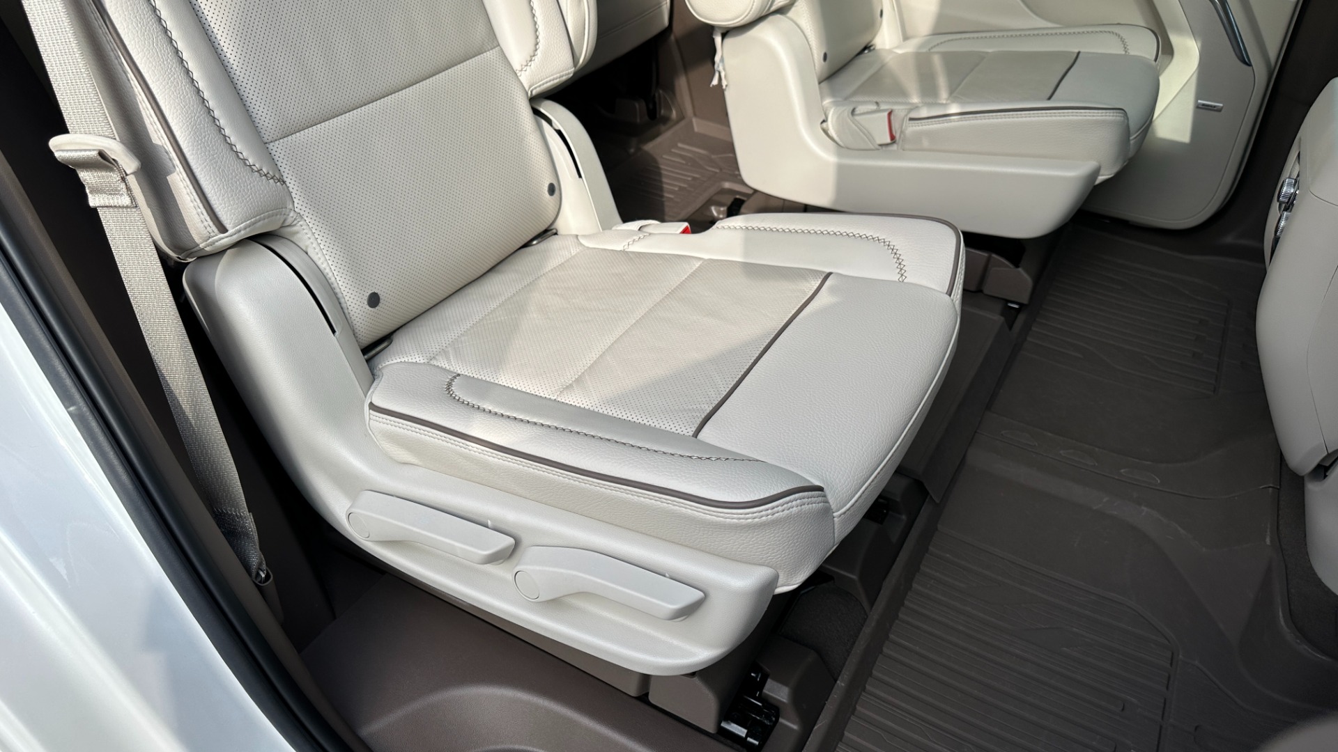 Used 2022 GMC Yukon DENALI / DURAMAX DIESEL / PANORAMIC ROOF / 22IN WHEELS for sale $79,999 at Formula Imports in Charlotte NC 28227 38