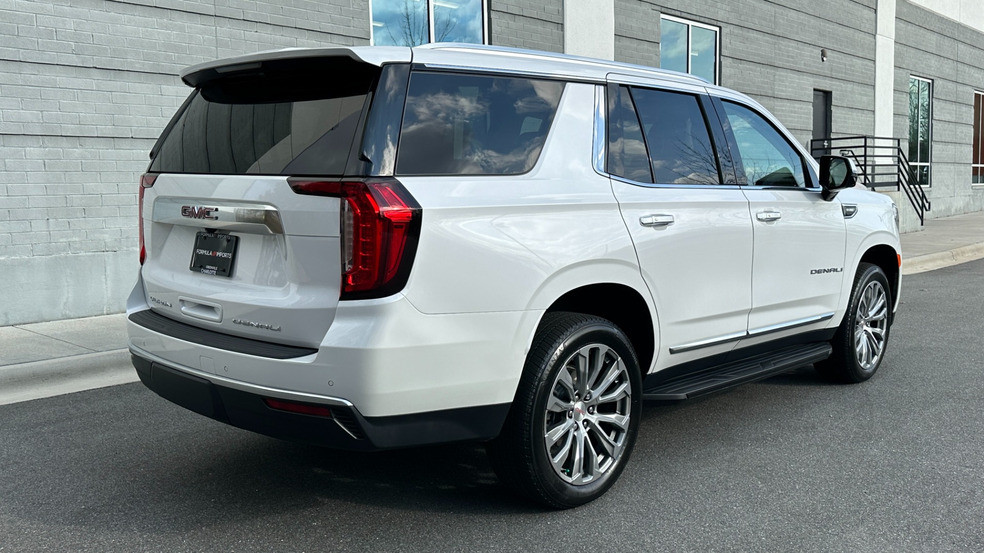 Used 2022 GMC Yukon DENALI / DURAMAX DIESEL / PANORAMIC ROOF / 22IN WHEELS for sale Sold at Formula Imports in Charlotte NC 28227 4