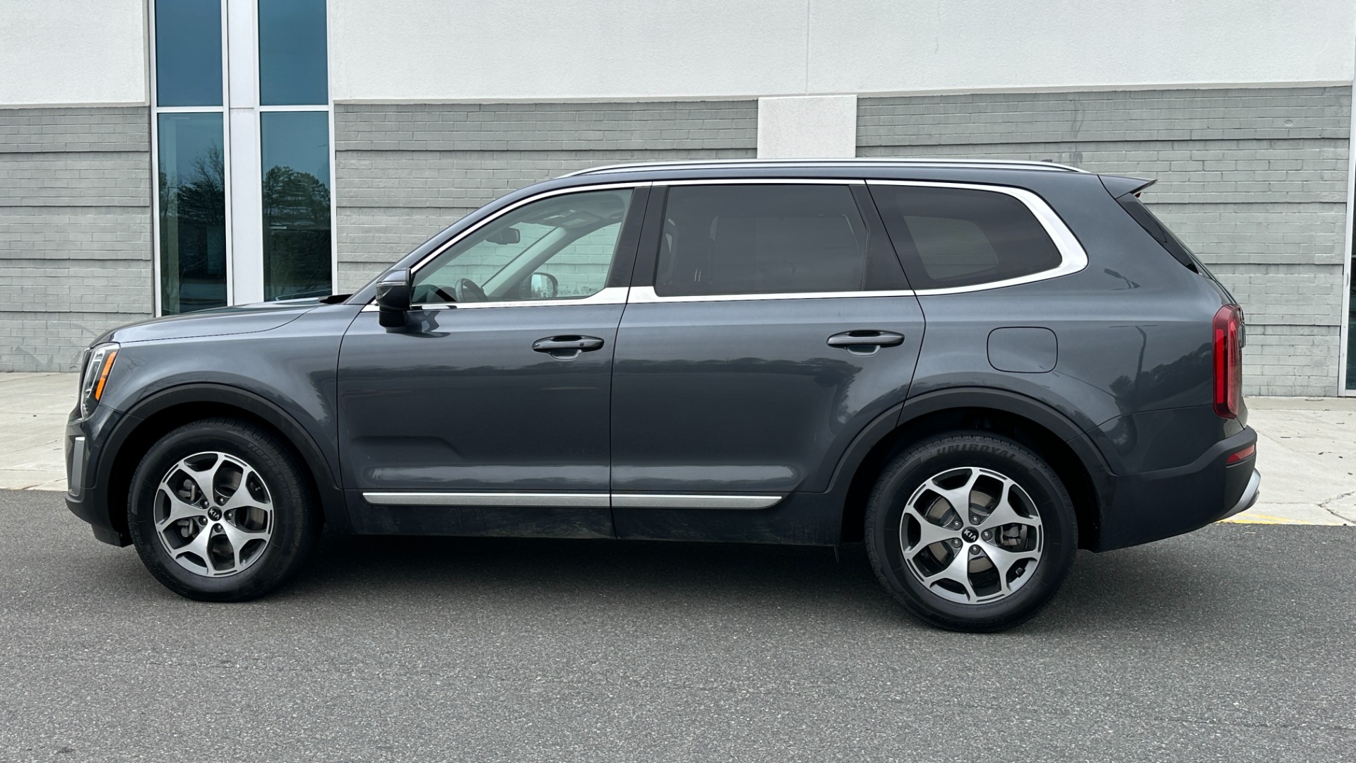 Used 2020 Kia Telluride EX / DRIVER ASSIST / LEATHER / V6 / APPLE CARPLAY / REARVIEW / 3 ROW for sale $31,695 at Formula Imports in Charlotte NC 28227 3