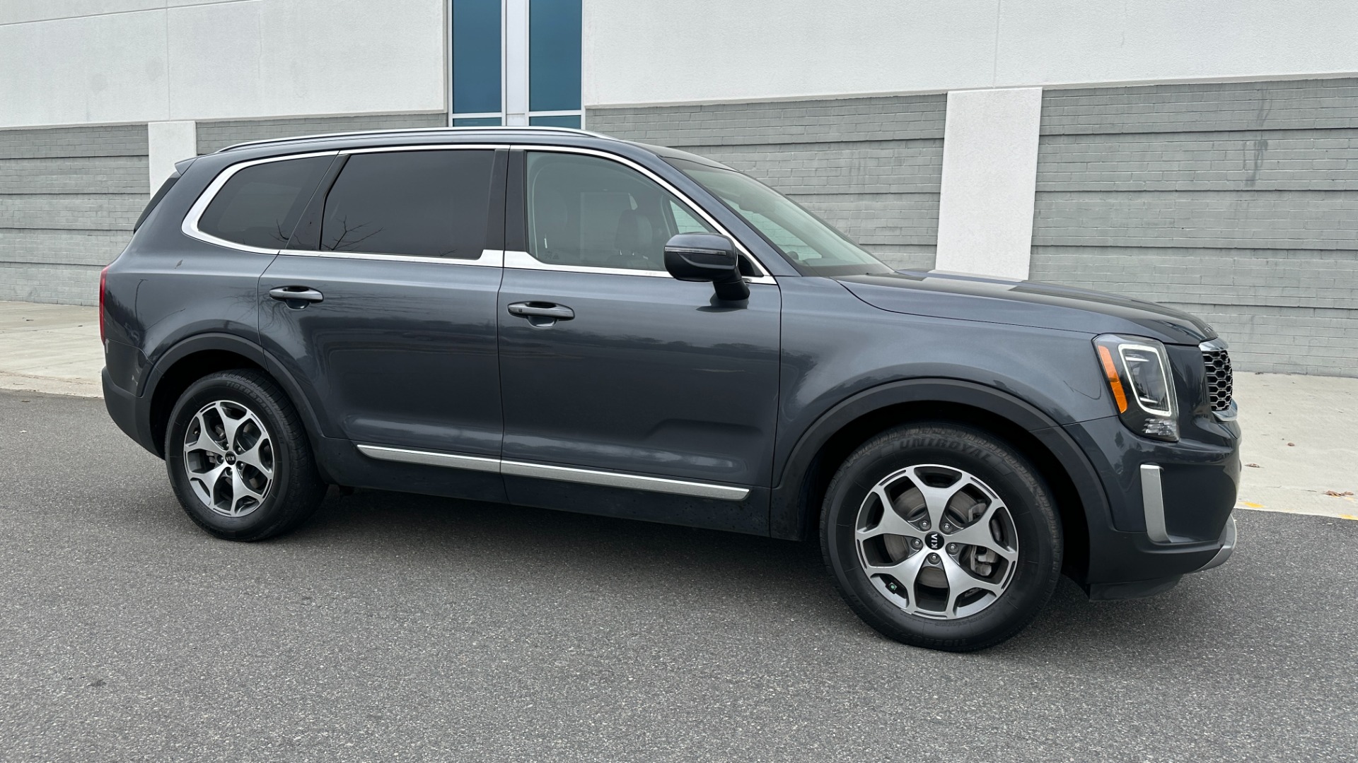 Used 2020 Kia Telluride EX / DRIVER ASSIST / LEATHER / V6 / APPLE CARPLAY / REARVIEW / 3 ROW for sale $31,695 at Formula Imports in Charlotte NC 28227 6
