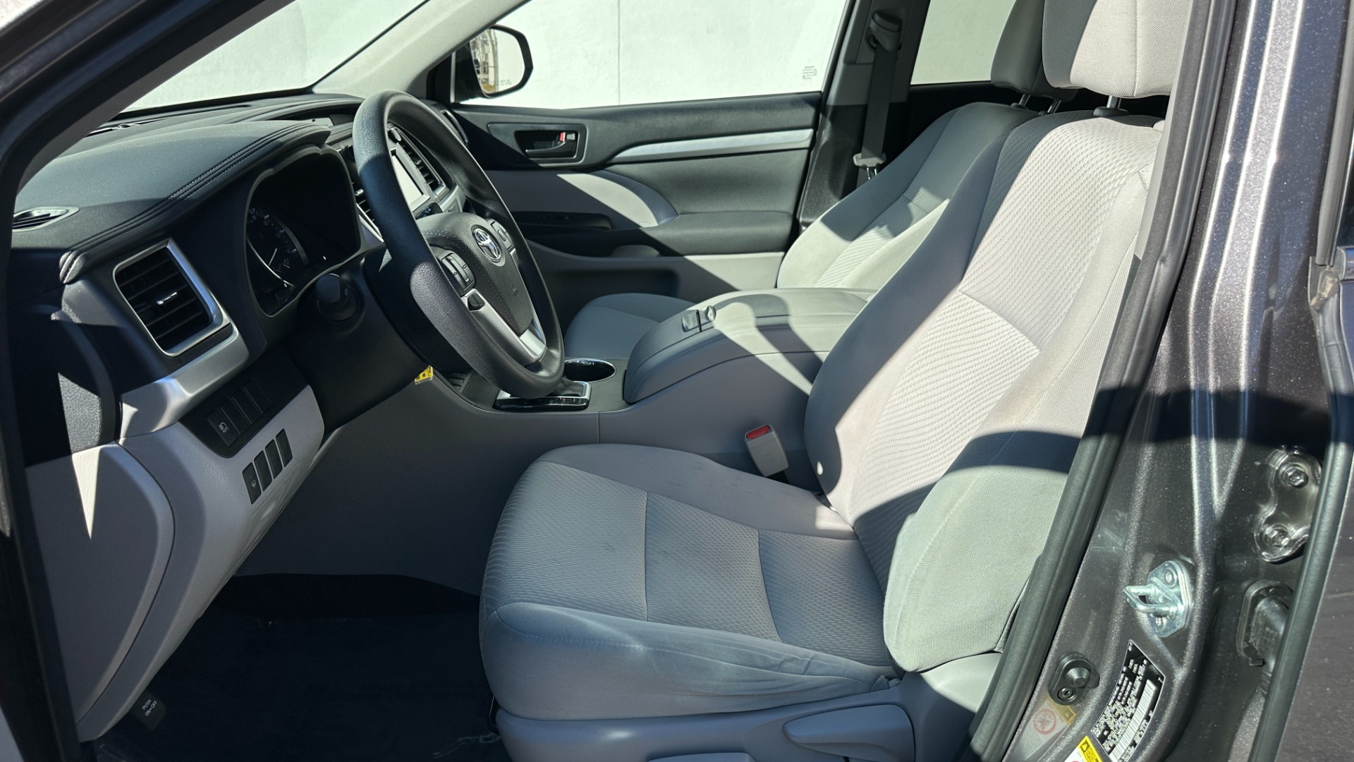 Used 2017 Toyota Highlander LE / AWD / V6 ENGINE / ROOF BARS / CLOTH SEATINGG for sale $27,995 at Formula Imports in Charlotte NC 28227 10