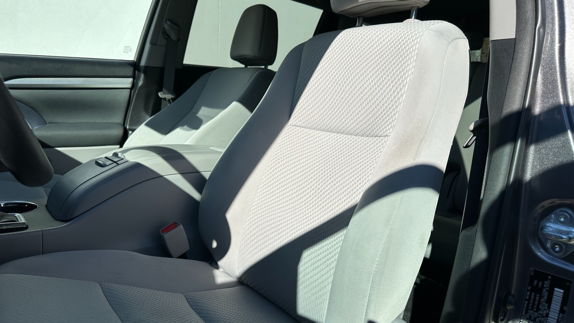 Used 2017 Toyota Highlander LE / AWD / V6 ENGINE / ROOF BARS / CLOTH SEATINGG for sale $27,995 at Formula Imports in Charlotte NC 28227 11