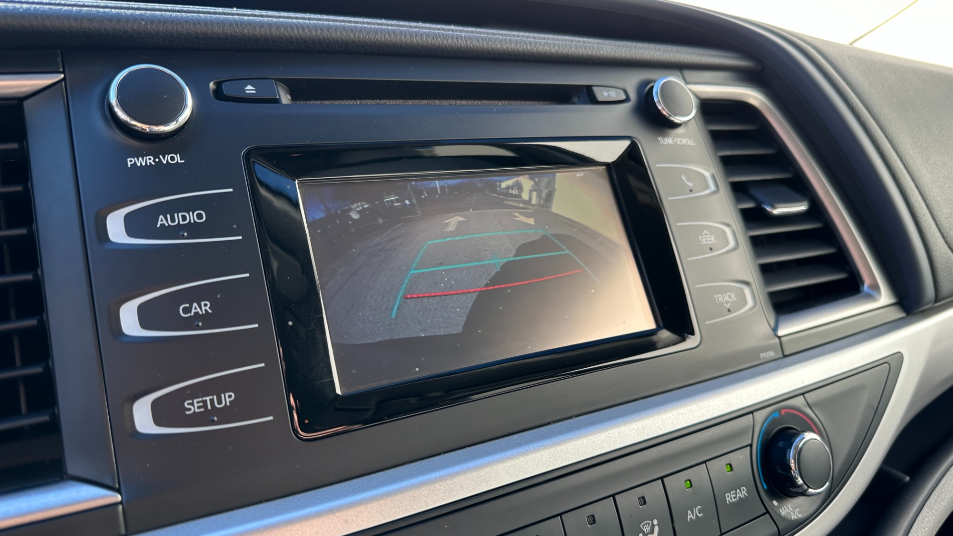 Used 2017 Toyota Highlander LE / AWD / V6 ENGINE / ROOF BARS / CLOTH SEATINGG for sale $27,995 at Formula Imports in Charlotte NC 28227 14