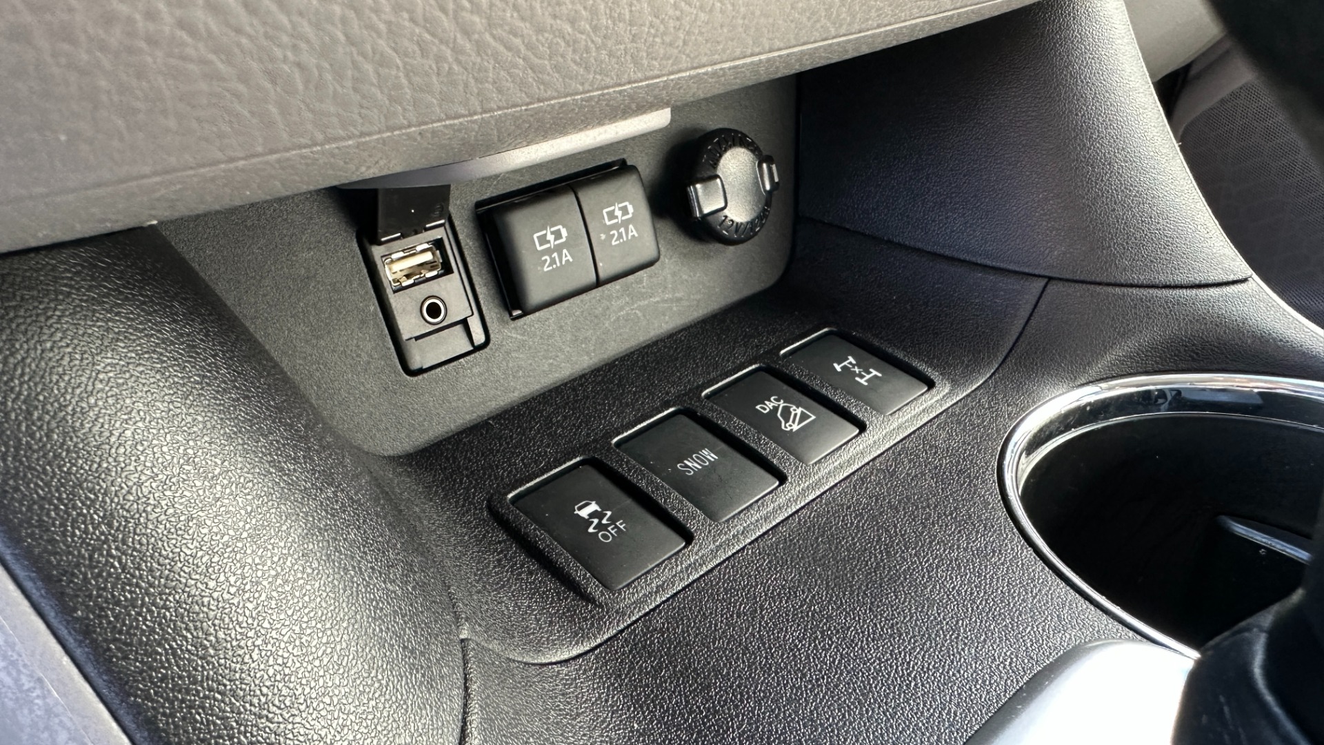 Used 2017 Toyota Highlander LE / AWD / V6 ENGINE / ROOF BARS / CLOTH SEATINGG for sale $27,995 at Formula Imports in Charlotte NC 28227 16